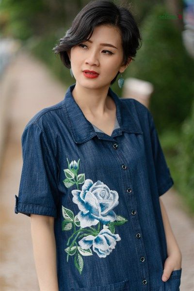 Thêu tay hoa hồng xanh trên đầm denim A
