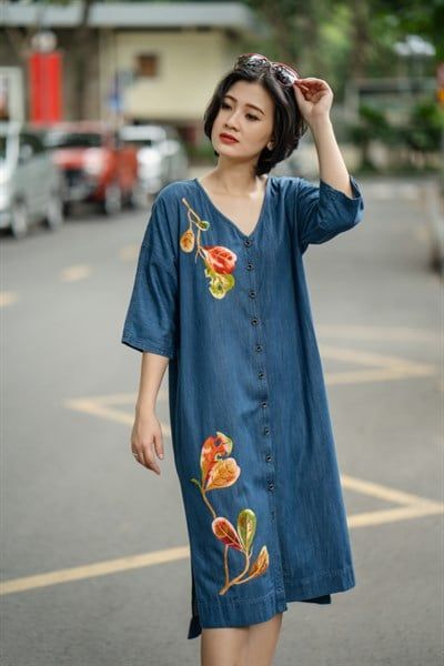 Đầm denim cổ tim thêu tay lá bàng