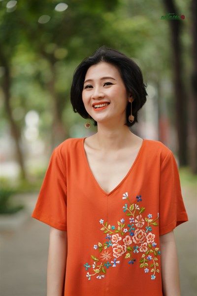 Đầm thêu thủ công Thanh Xuân cỗ tim Cam