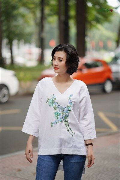 Áo linen thêu tay Hạc Hoa Xanh cổ tim màu trắng