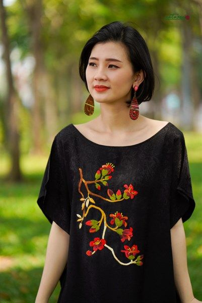 Đầm đen jarquard thêu thủ công hoa Mộc Miên