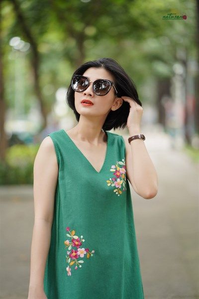 Đầm thêu thủ công hoa Sim xanh Ve tim