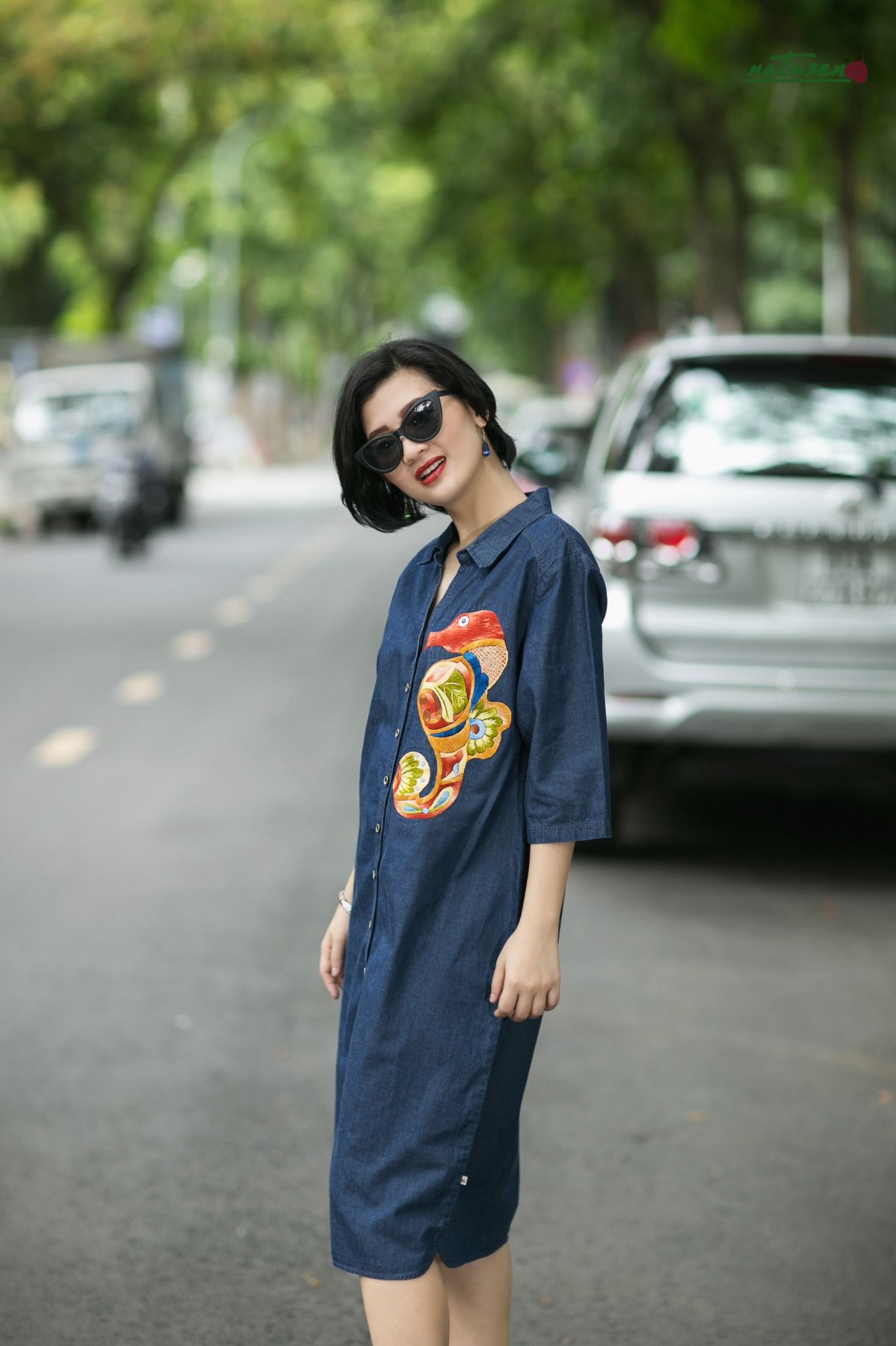 Đầm denim thêu thủ công Hải Mã