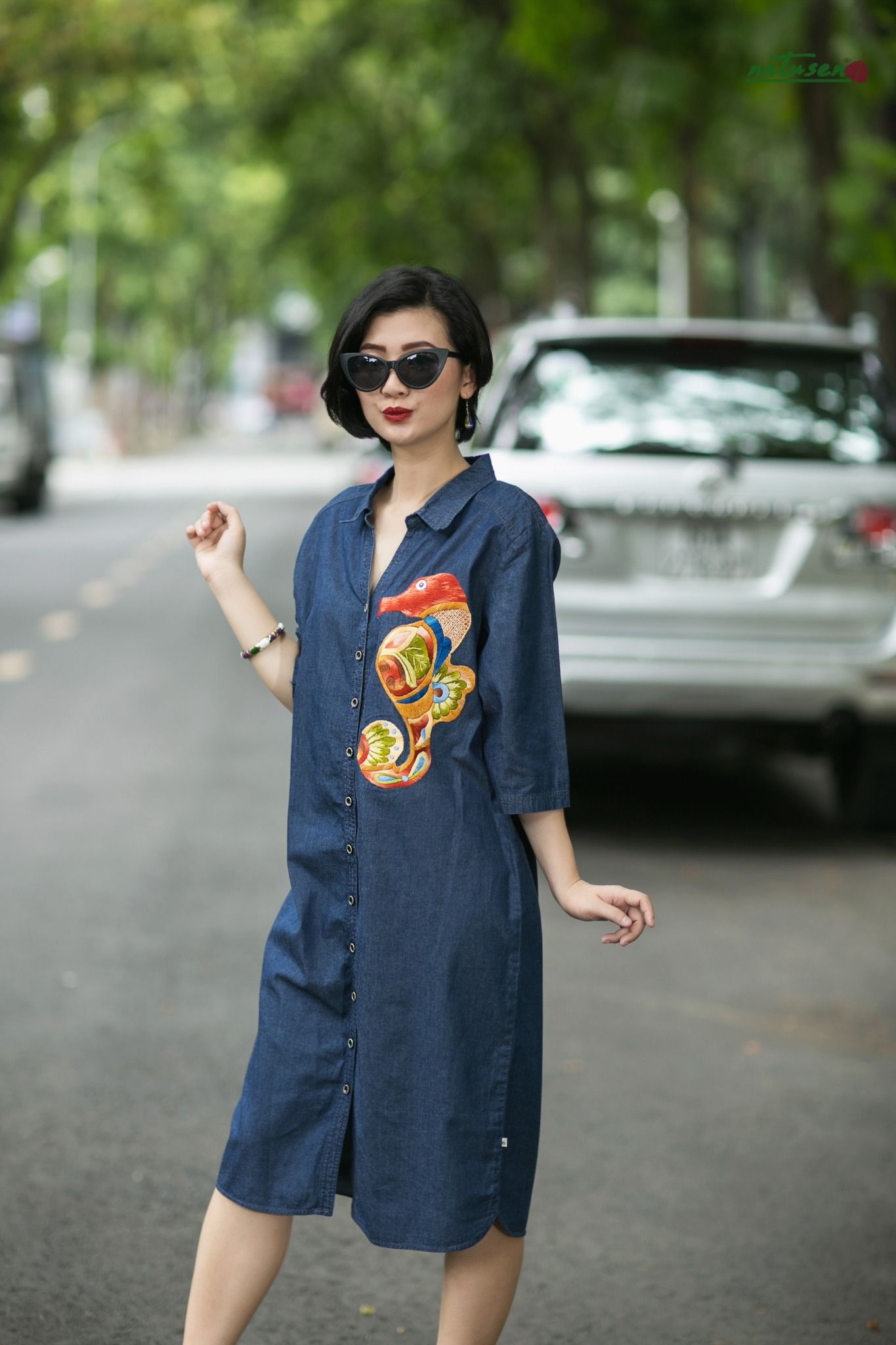 Đầm denim thêu thủ công Hải Mã