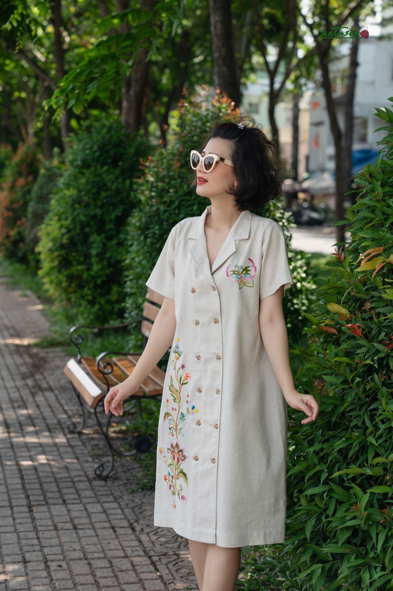 Đầm Beige thêu tay Noel Jacobean vest Safari