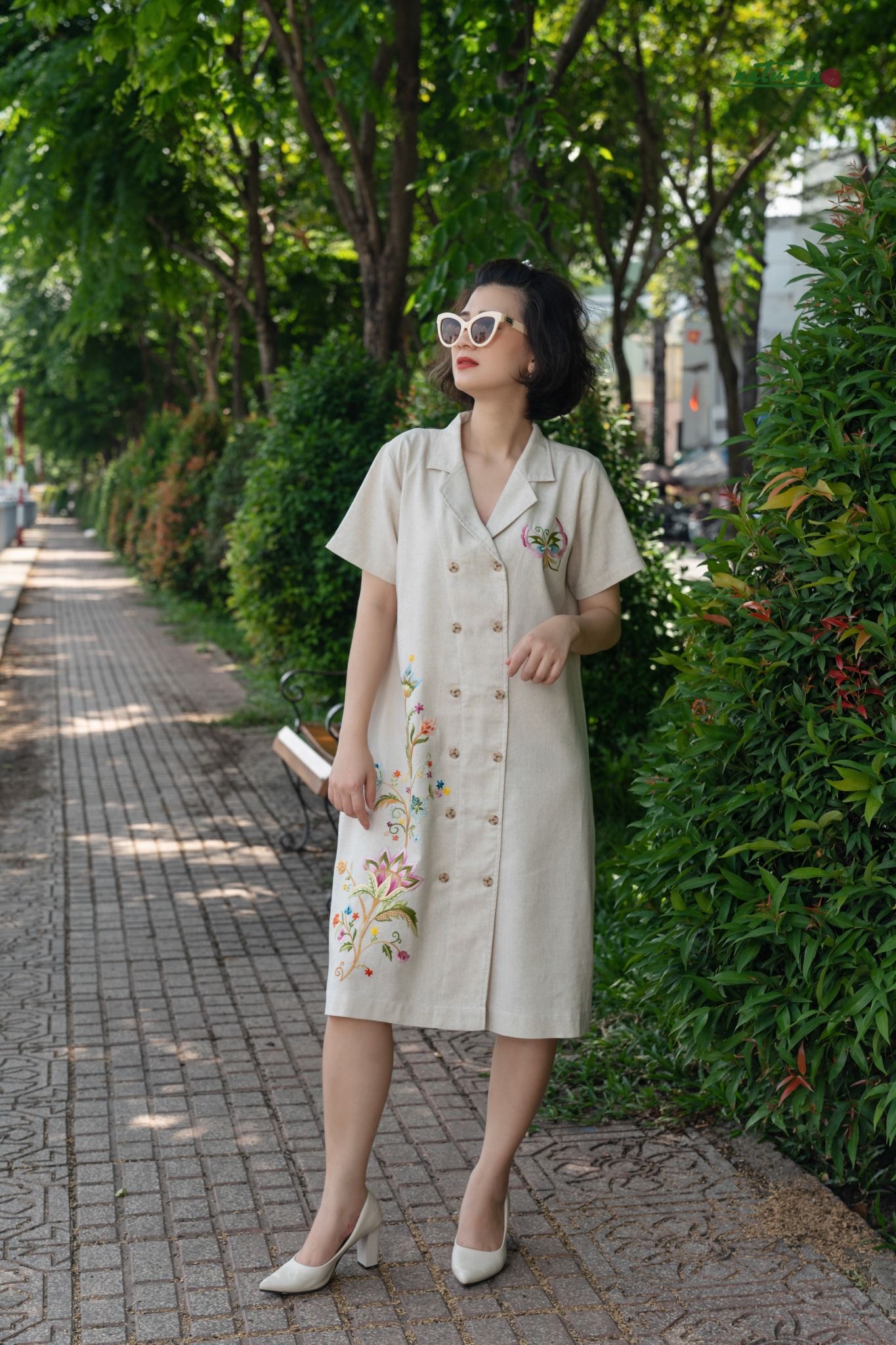 Đầm Beige thêu tay Noel Jacobean vest Safari