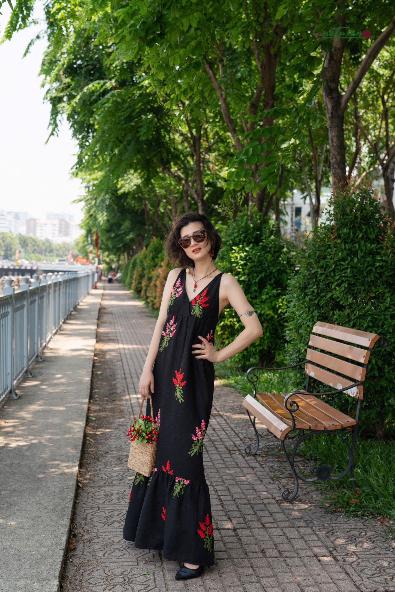 Đầm maxi Hawai hai dây Ren thêu Đen