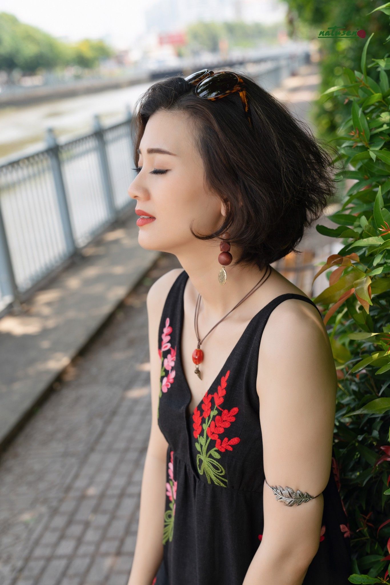 Đầm maxi Hawai hai dây Ren thêu Đen