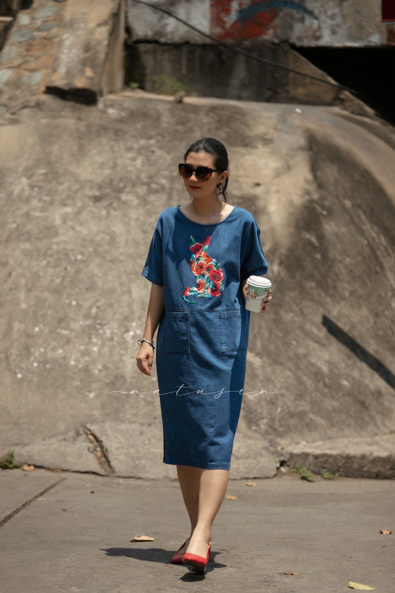 Đầm Kiddi denim thêu tay Mèo Hoa Hồng
