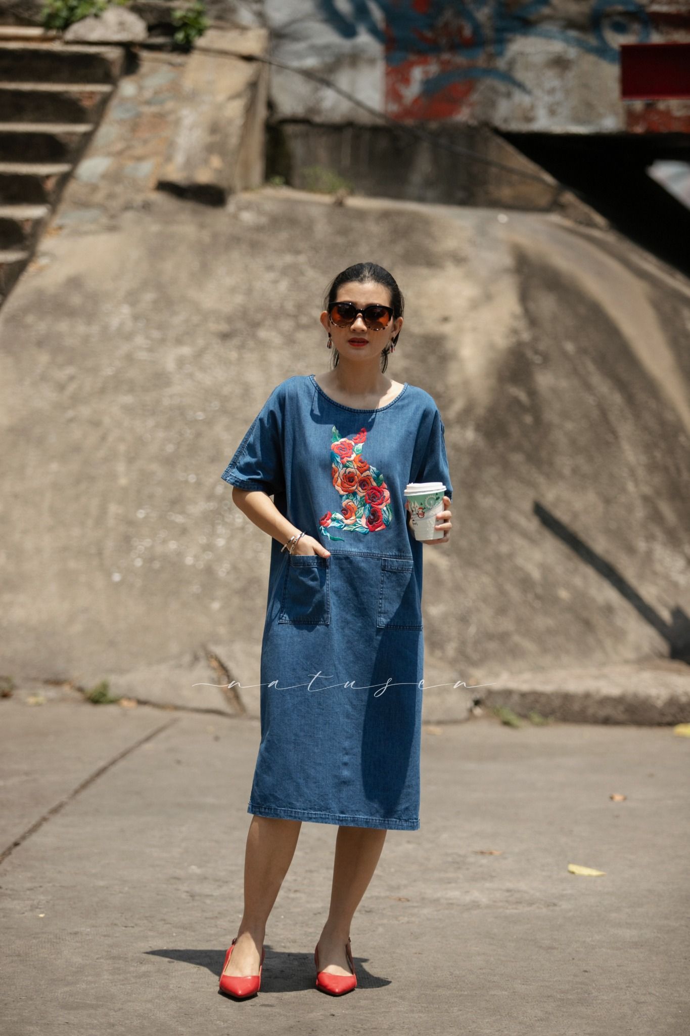 Đầm Kiddi denim thêu tay Mèo Hoa Hồng