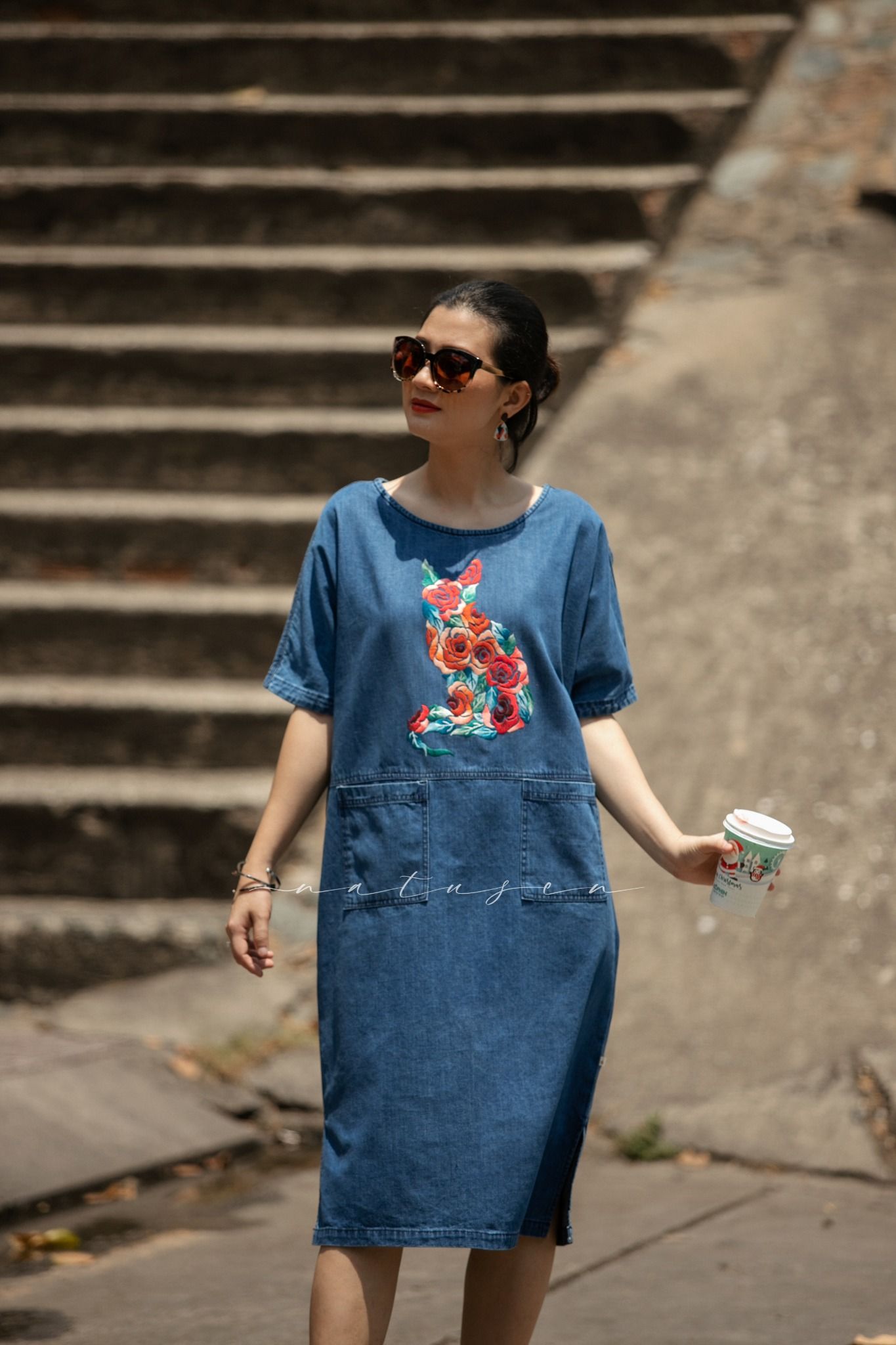 Đầm Kiddi denim thêu tay Mèo Hoa Hồng