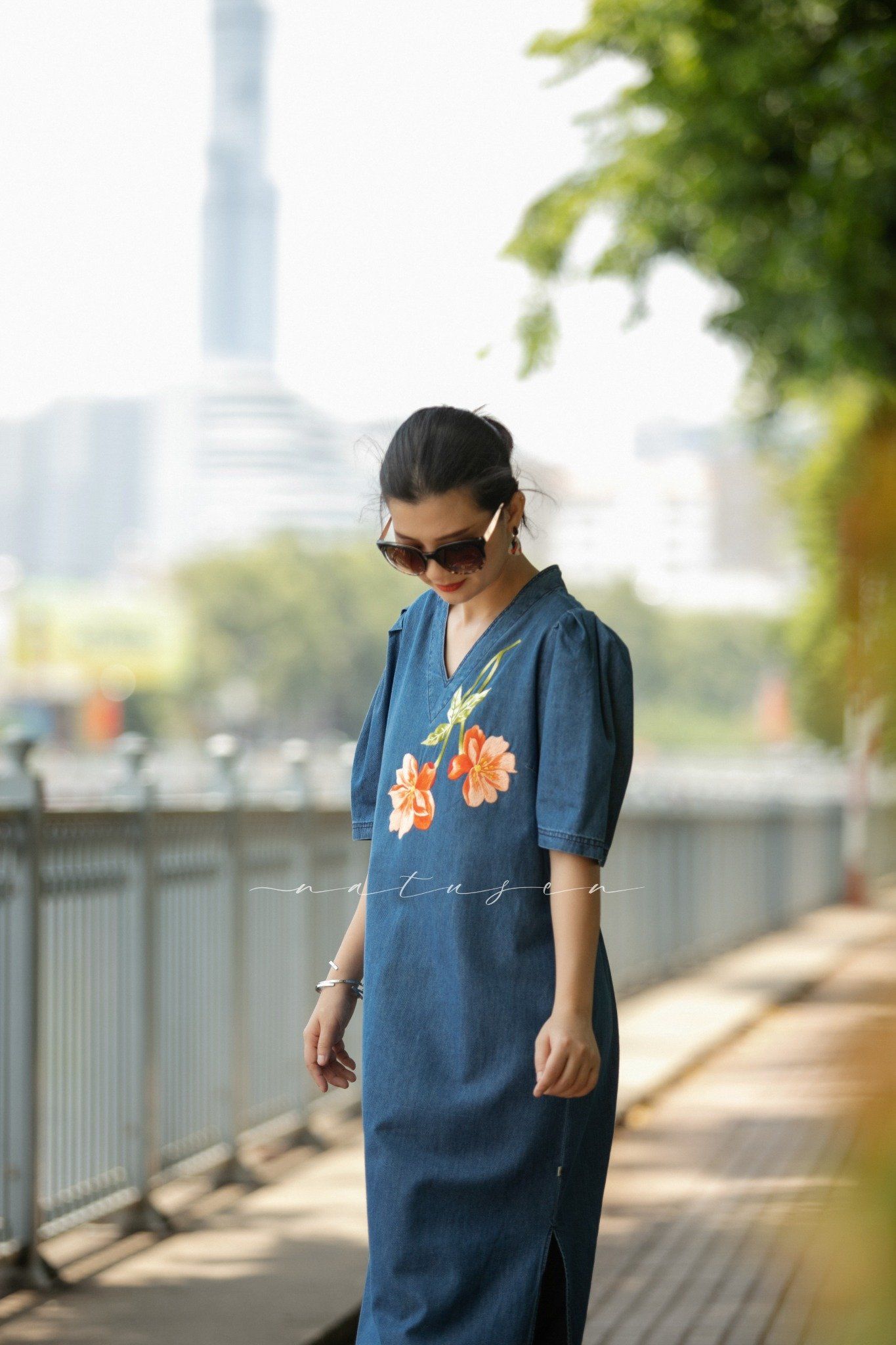 Đầm Quincy denim thêu tay Hoa Peony