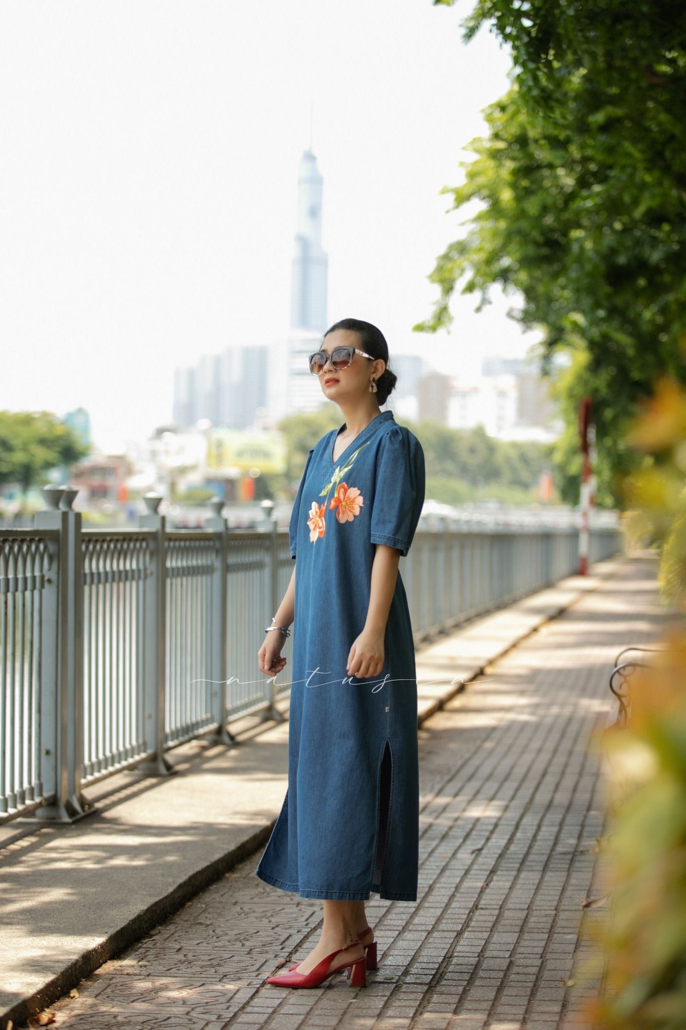 Đầm Quincy denim thêu tay Hoa Peony