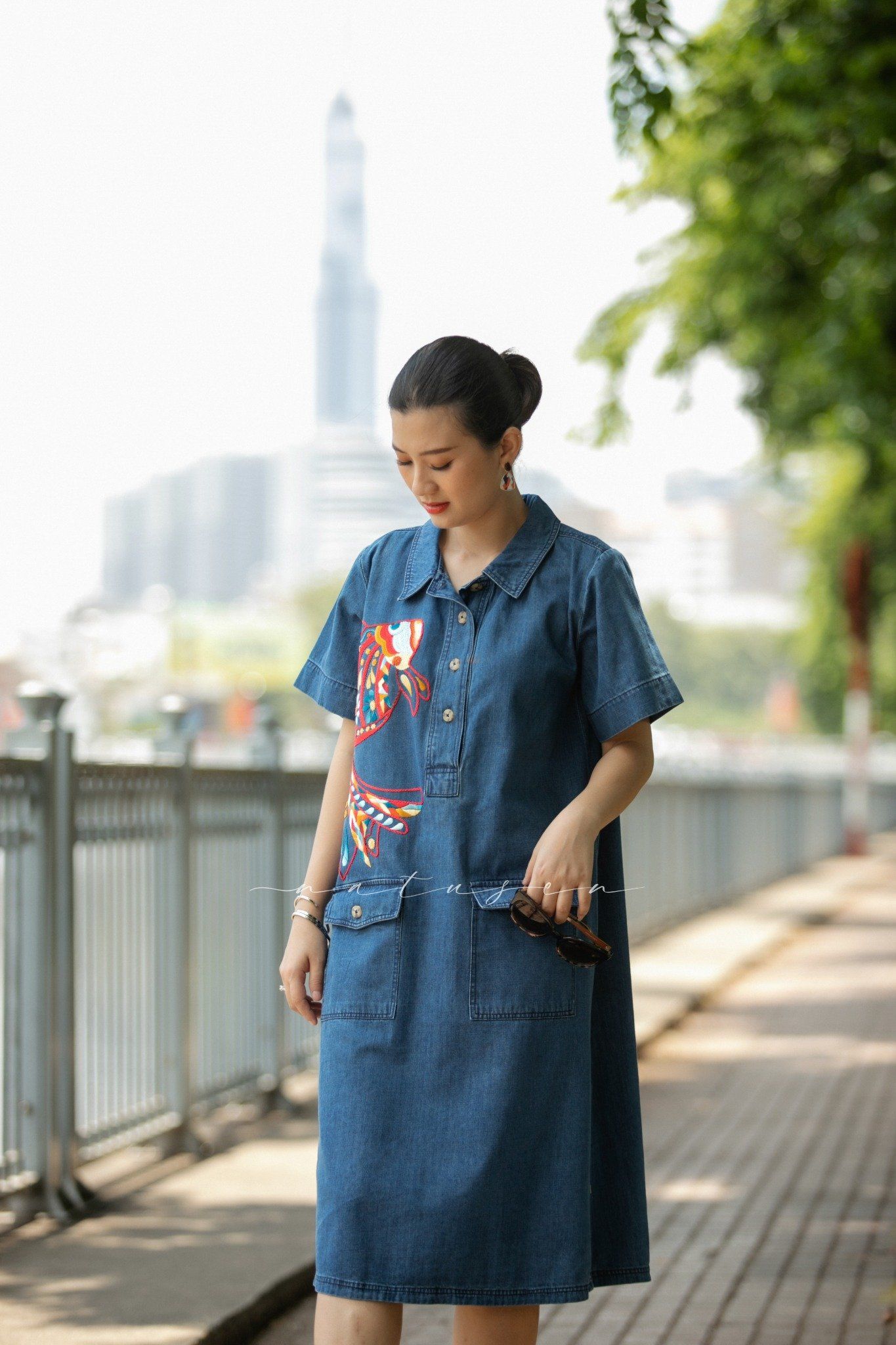  Đầm Ann denim thêu tay Cá Bay Classic 