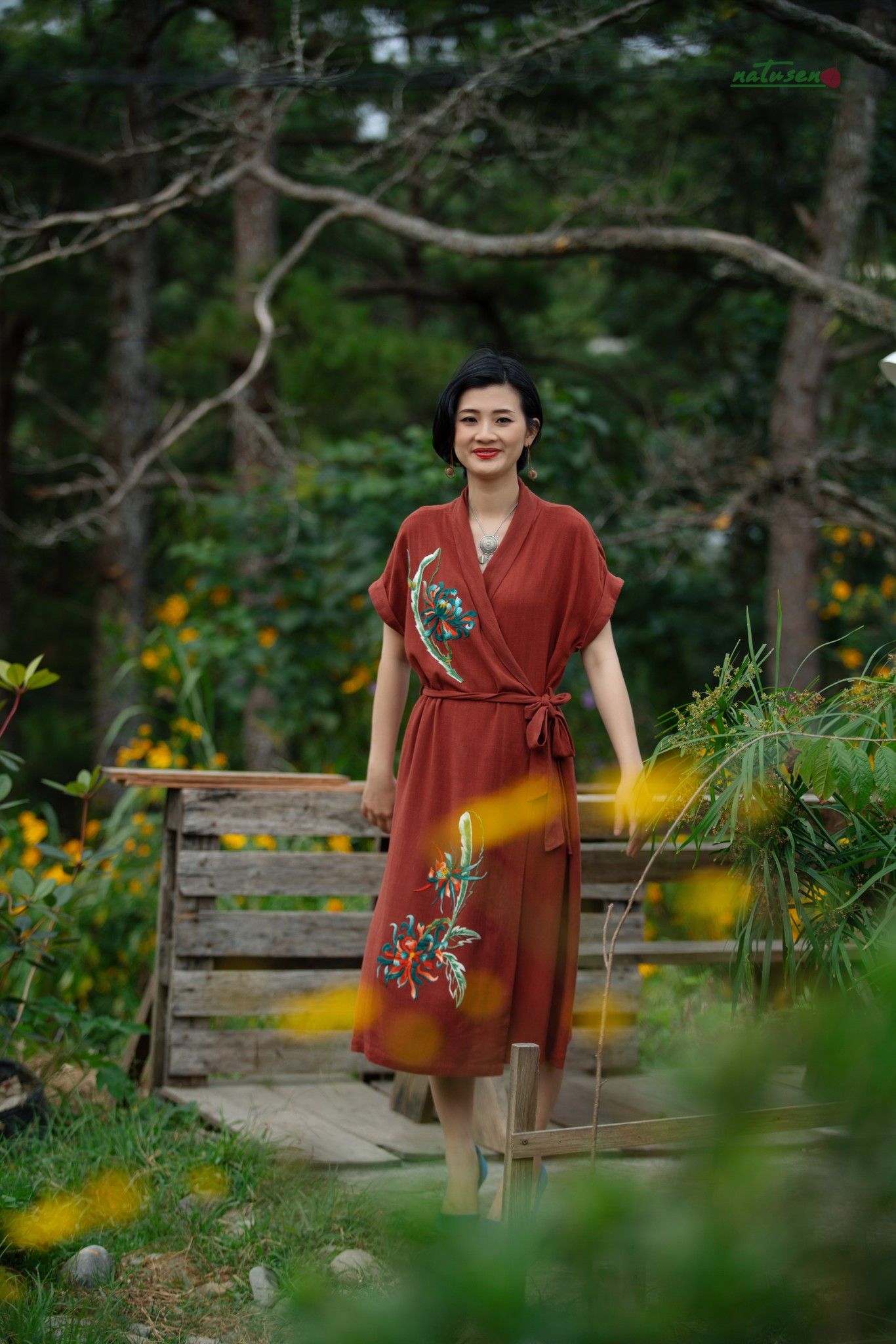 Đầm Cúc Quỳnh Fire Brick Warp Dress cổ sam thêu tay