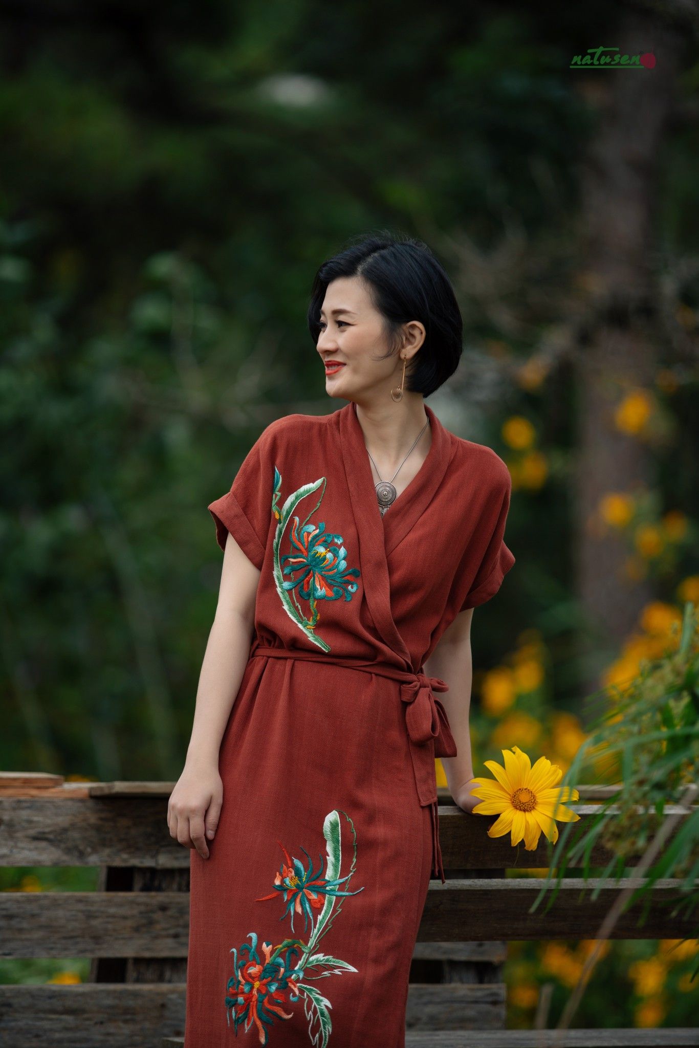 Đầm Cúc Quỳnh Fire Brick Warp Dress cổ sam thêu tay