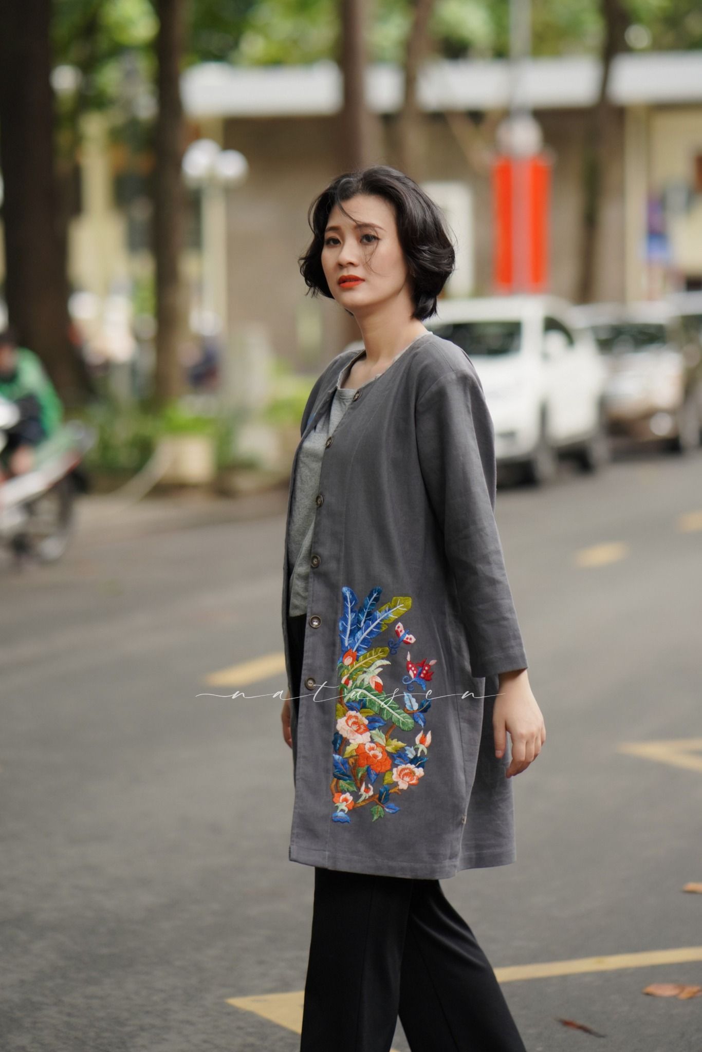 Áo khoác Linen Xám thêu thủ công Thu Bình