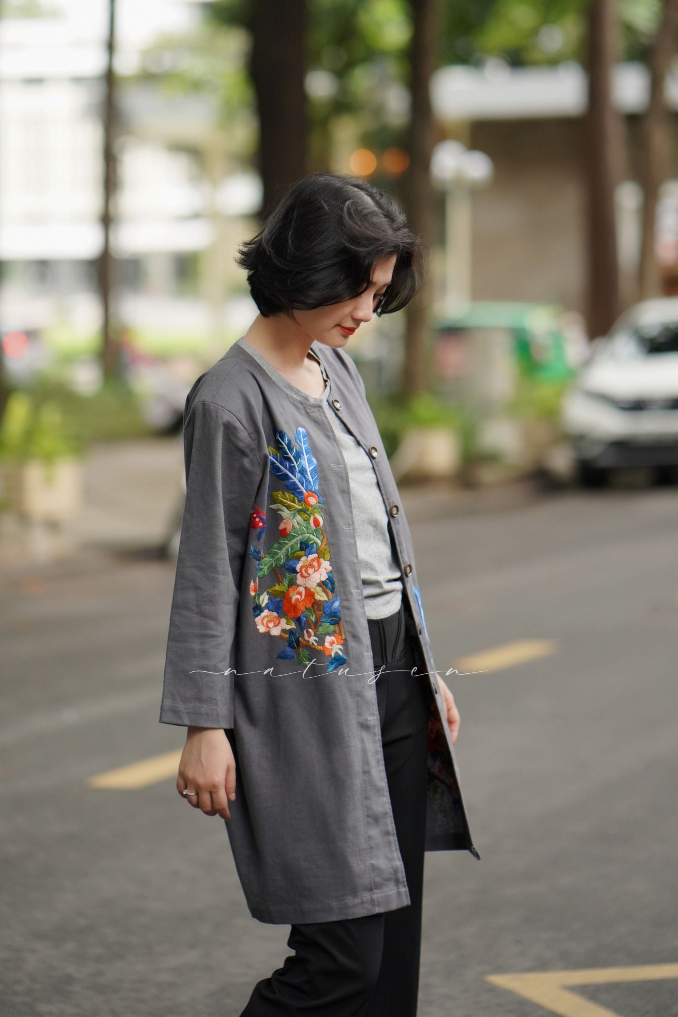 Áo khoác Linen Xám thêu thủ công Thu Bình