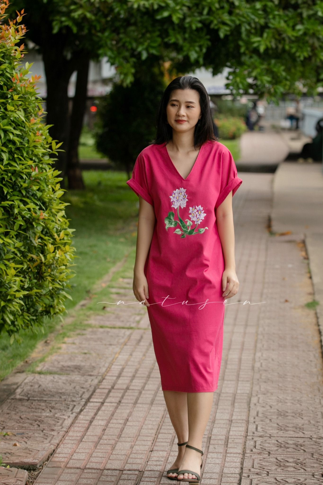Đầm Tahera V hồng trầm thêu tay HOa Lục Bình