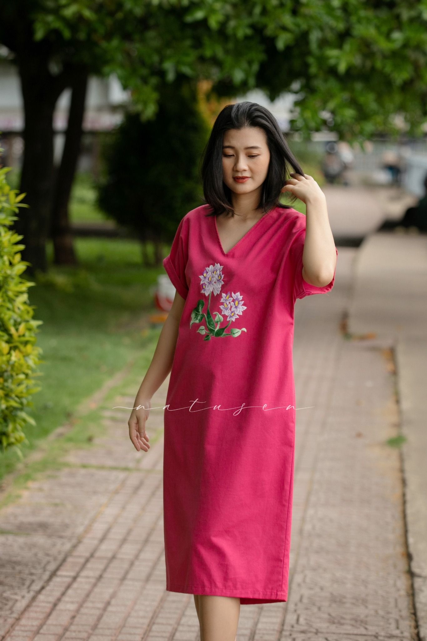 Đầm Tahera V hồng trầm thêu tay HOa Lục Bình