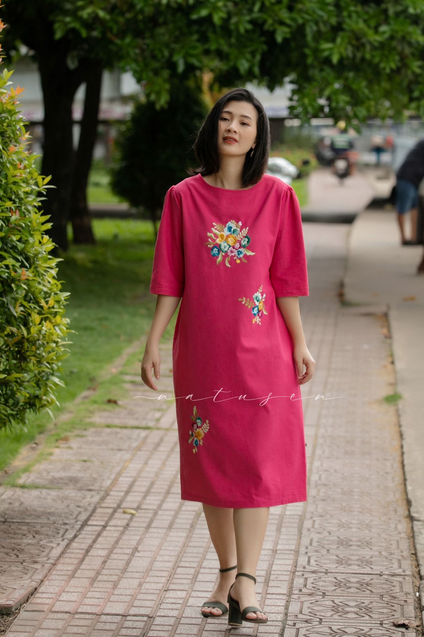 Đầm Viva hồng trầm thêu tay hồng tiểu muội