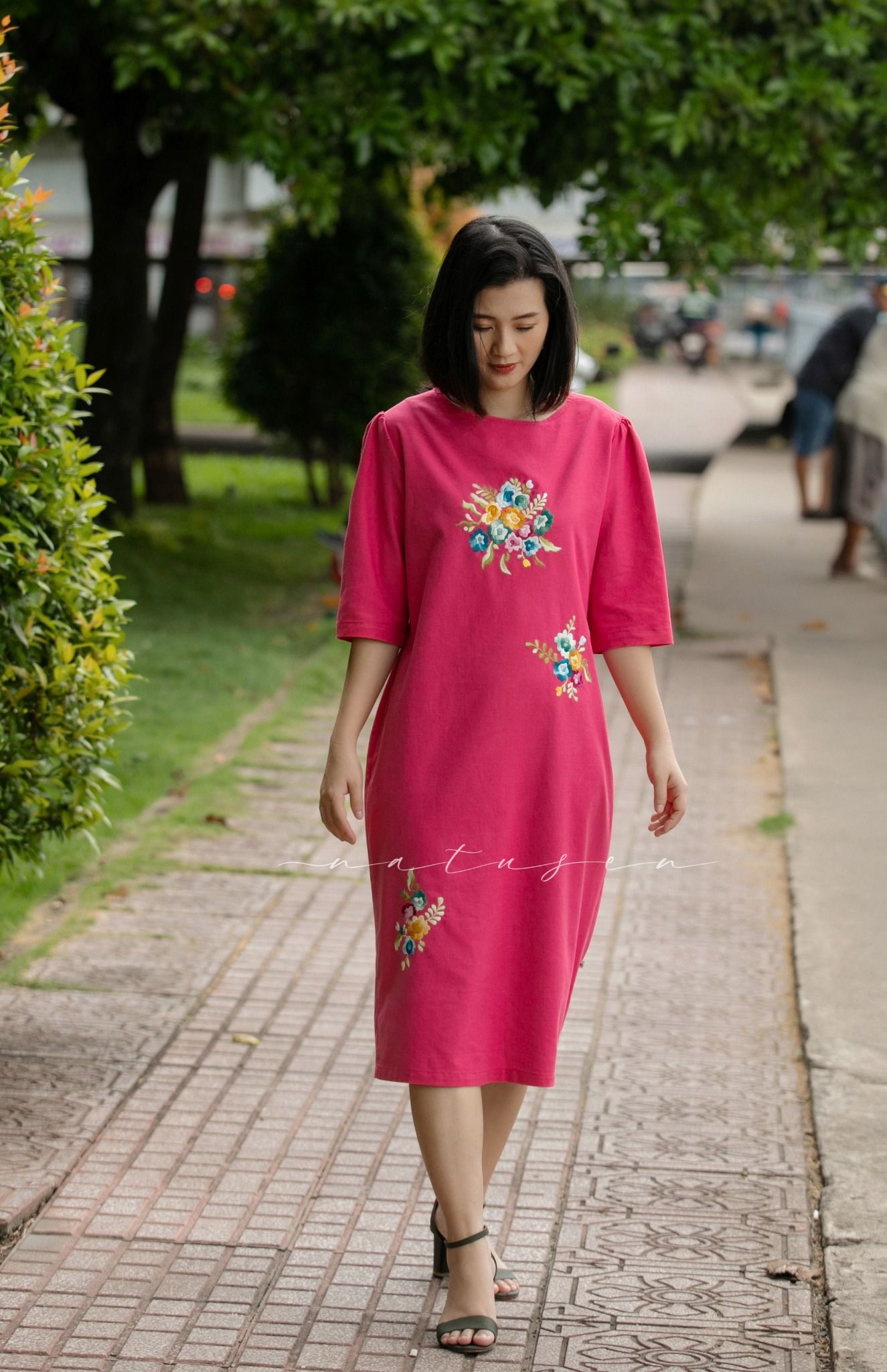 Đầm Viva hồng trầm thêu tay hồng tiểu muội