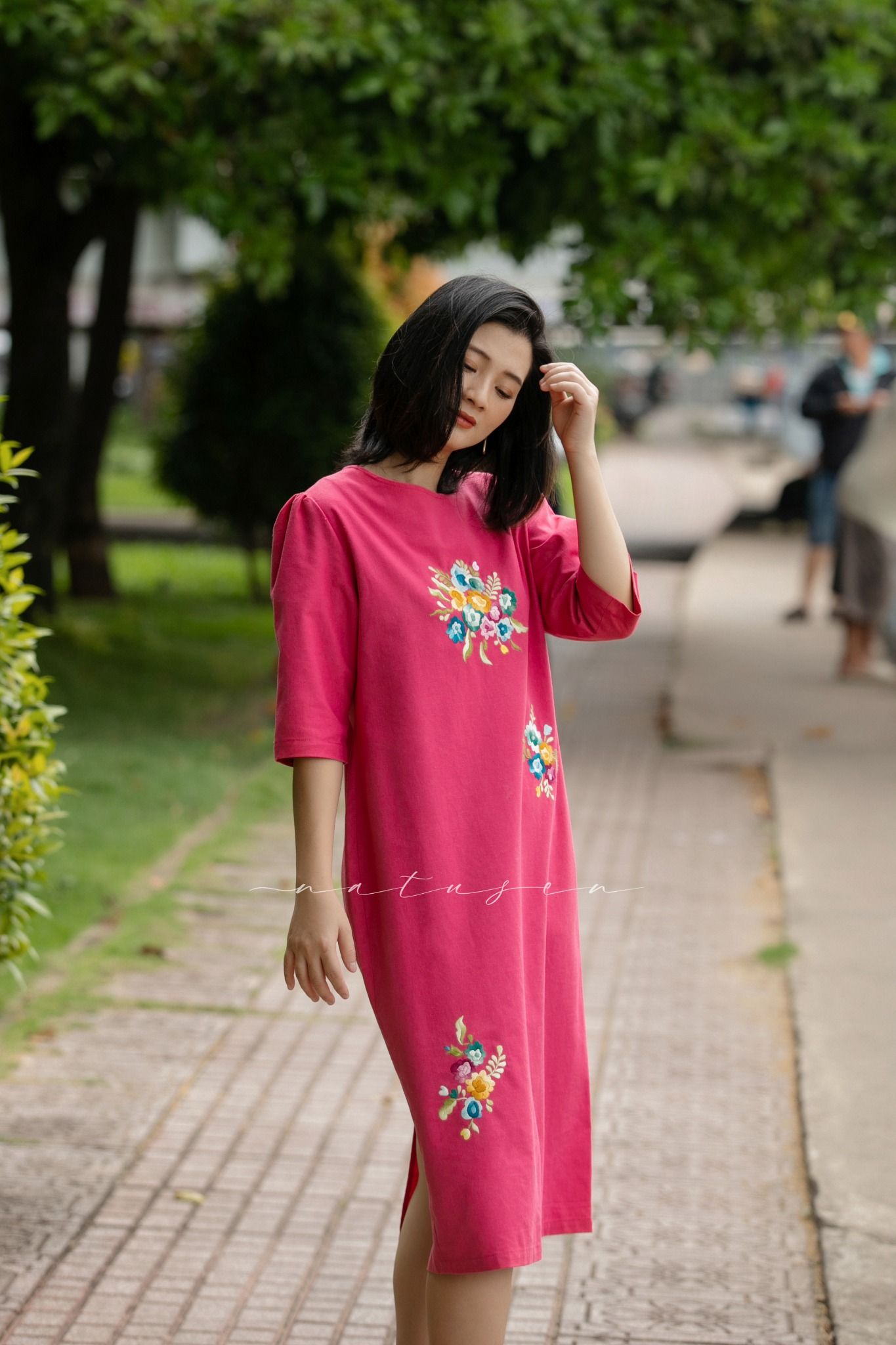 Đầm Viva hồng trầm thêu tay hồng tiểu muội