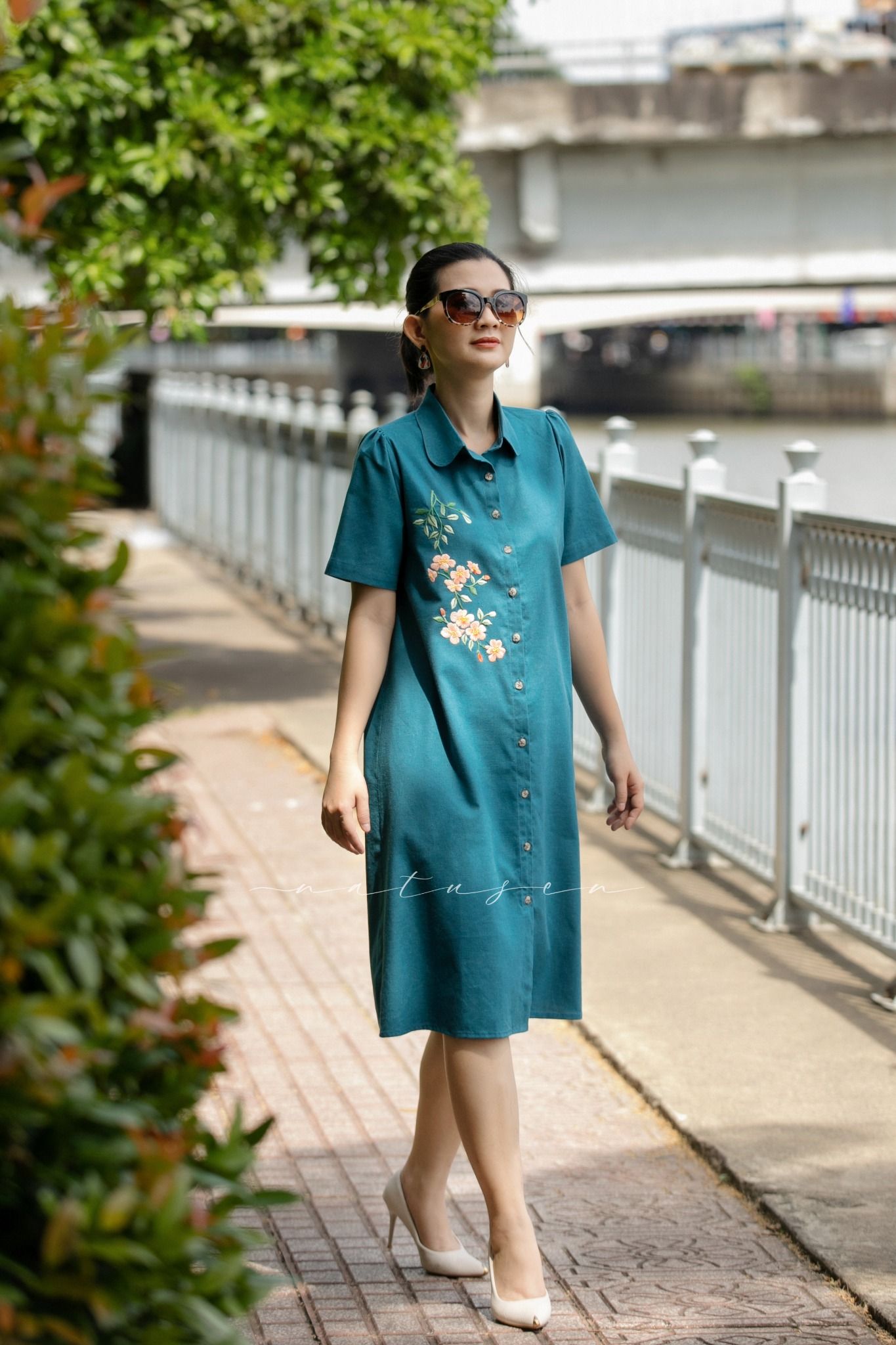 Đầm chemise Xanh Yamaha linen thêu tay Hoa Đăng Tiêu