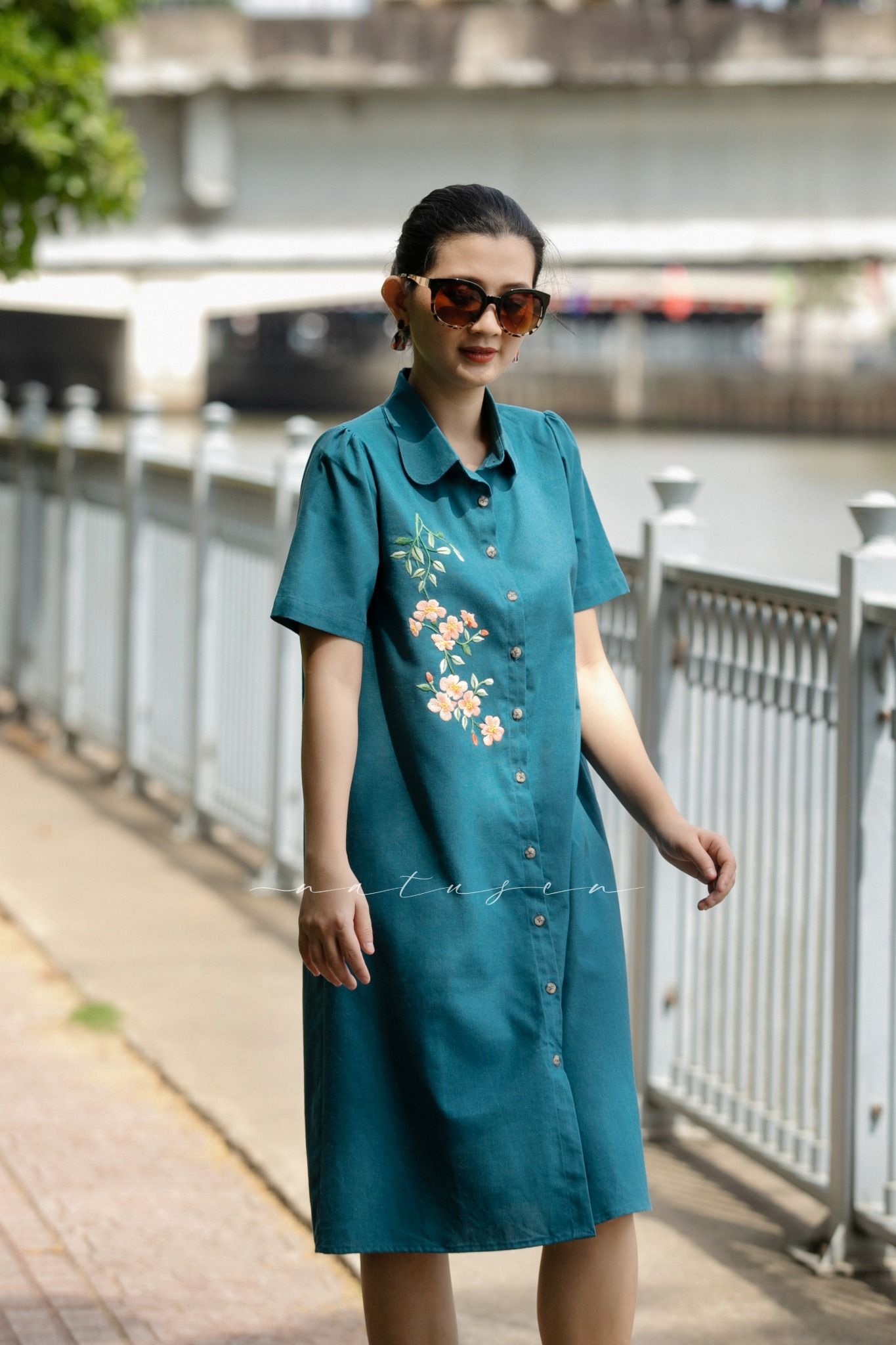 Đầm chemise Xanh Yamaha linen thêu tay Hoa Đăng Tiêu