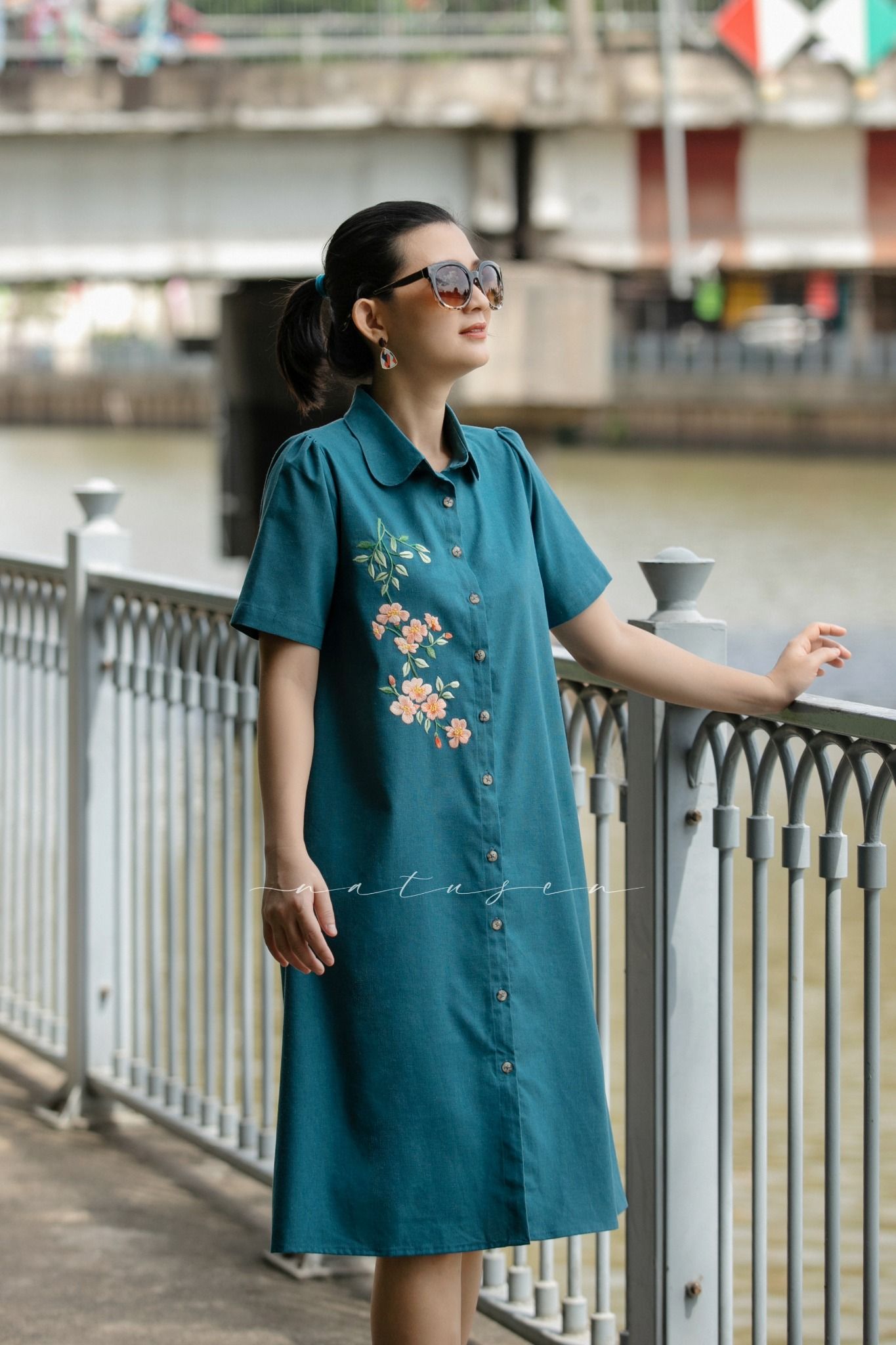  Đầm chemise Xanh Yamaha linen thêu tay Hoa Đăng Tiêu 