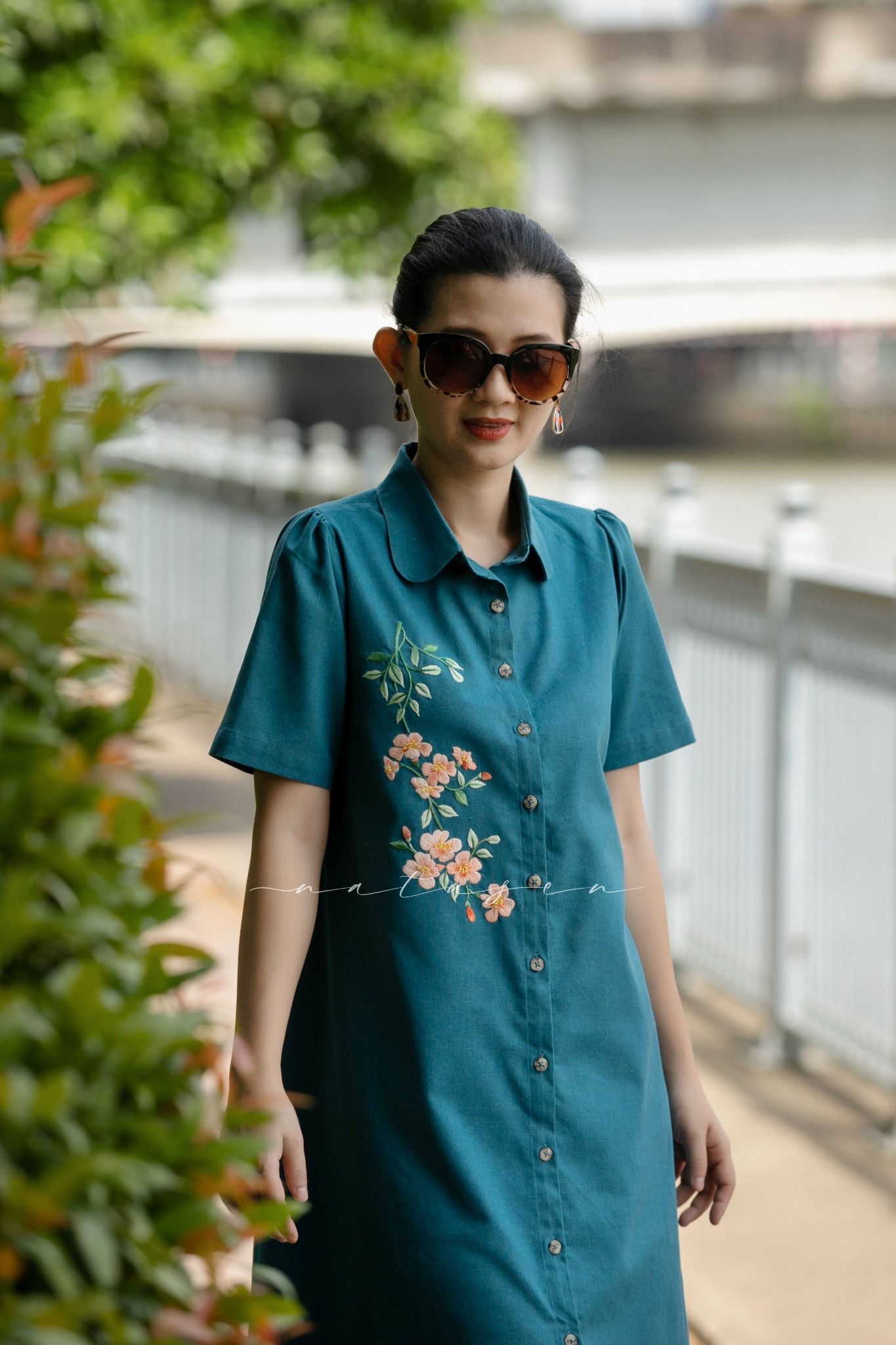Đầm chemise Xanh Yamaha linen thêu tay Hoa Đăng Tiêu