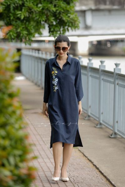  Đầm Marta xanh đen linen thêu tay hoa Cát Đằng 