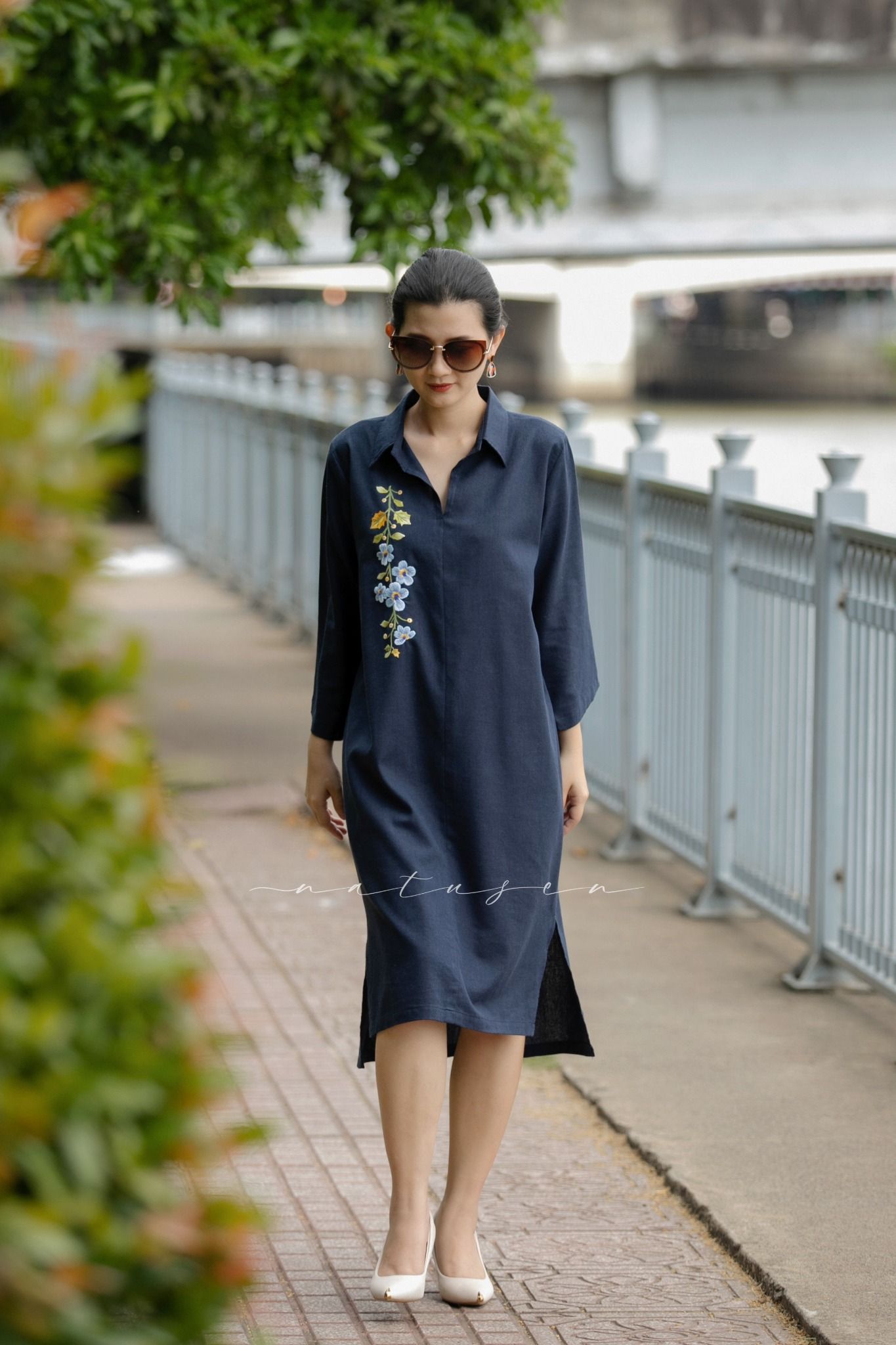 Đầm Marta xanh đen linen thêu tay hoa Cát Đằng