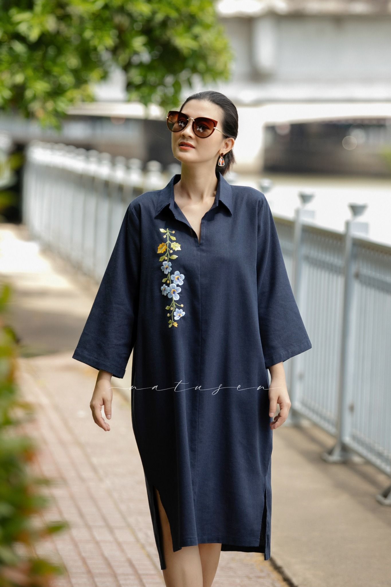 Đầm Marta xanh đen linen thêu tay hoa Cát Đằng