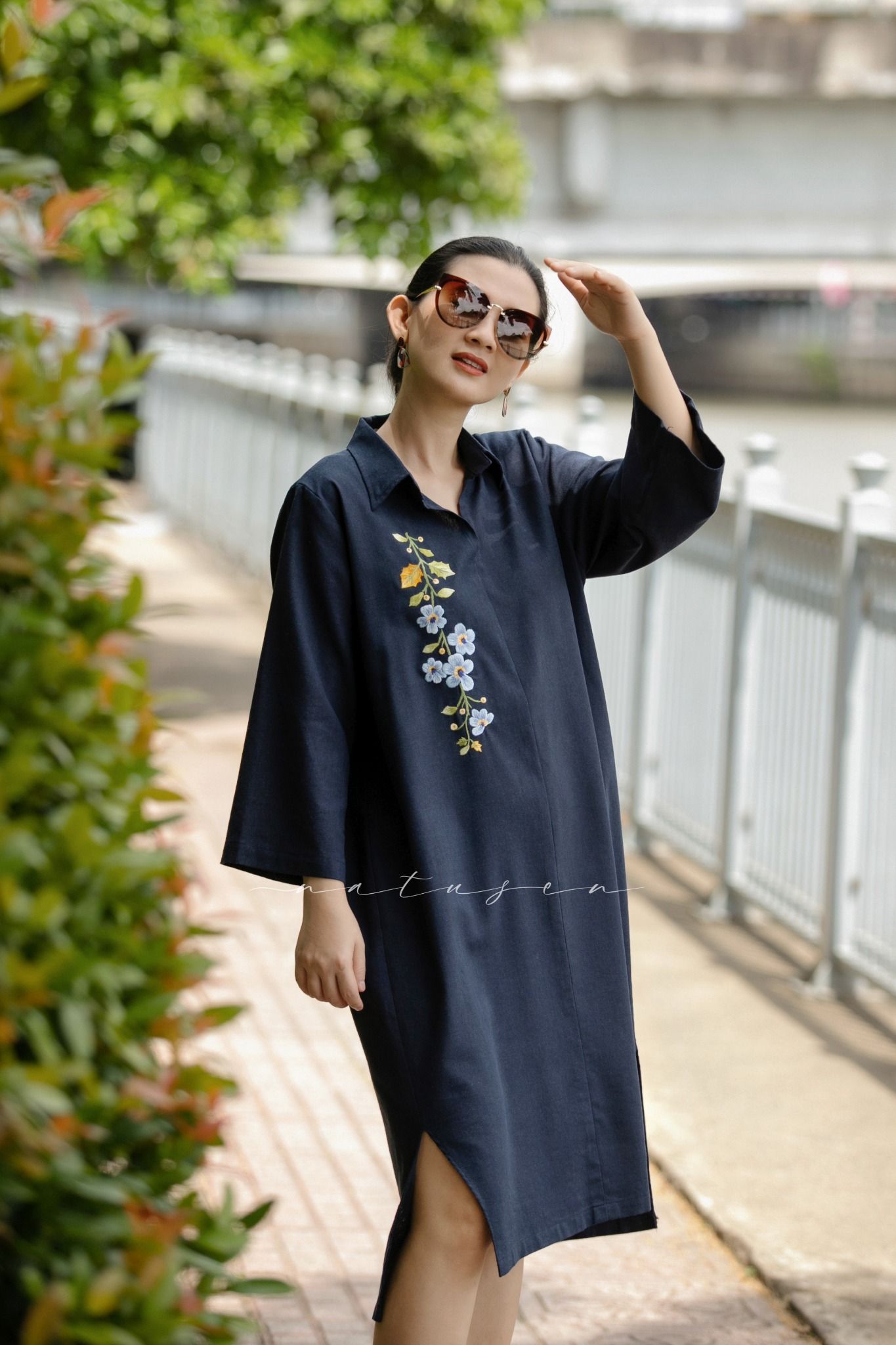 Đầm Marta xanh đen linen thêu tay hoa Cát Đằng