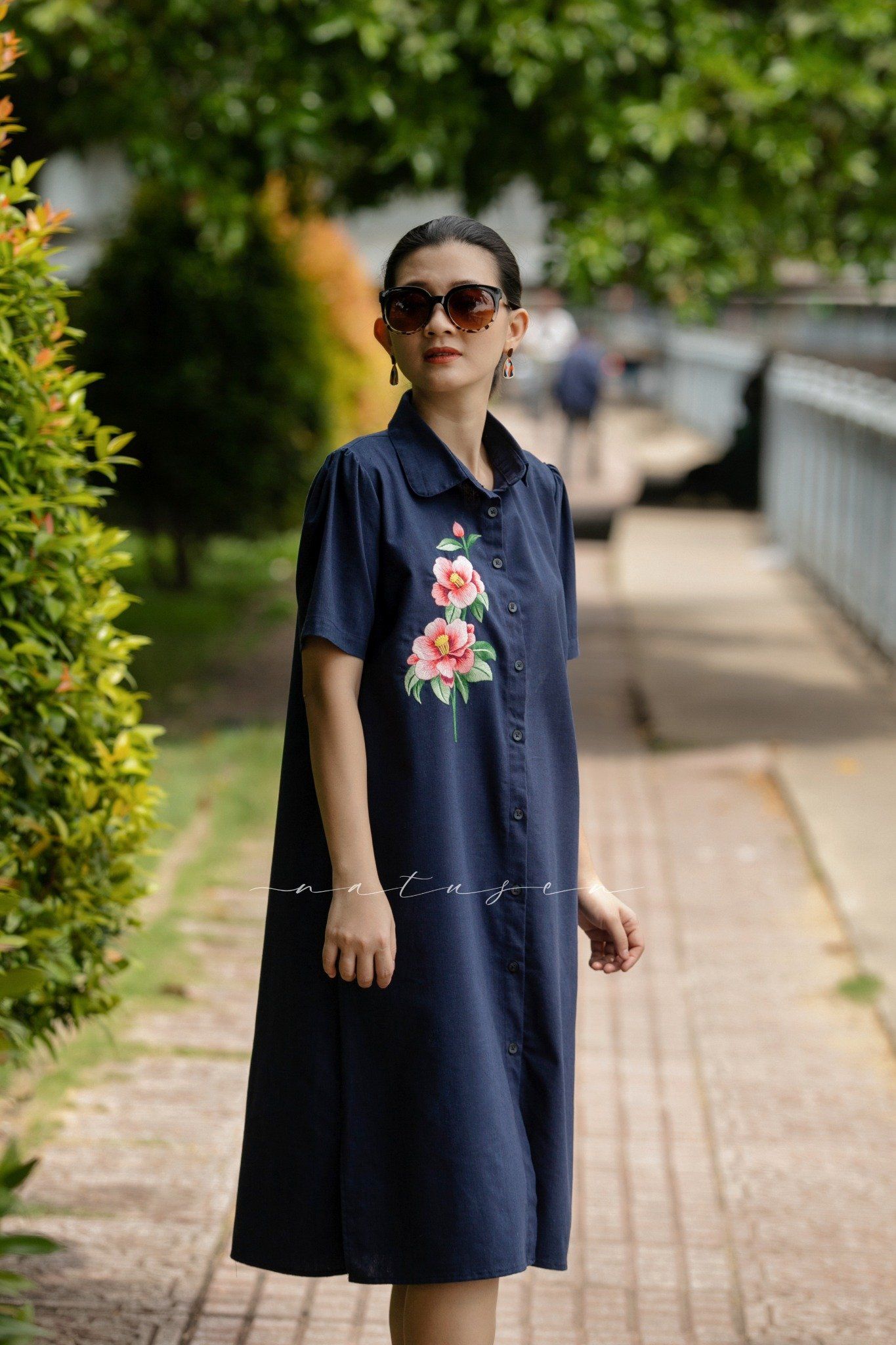 Đầm chemise Xanh Dương linen thêu tay Hoa Trà