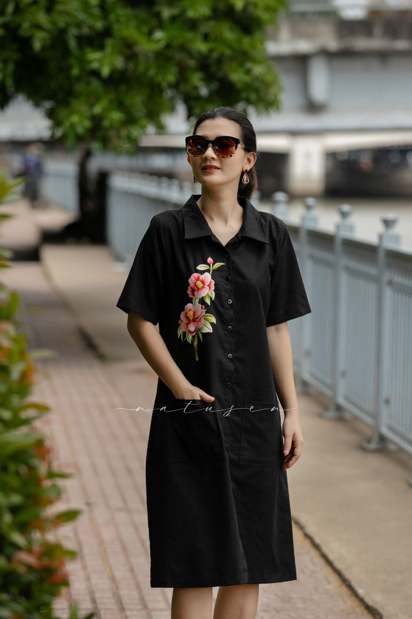 Đầm A linen đen thêu tay Hoa Trà