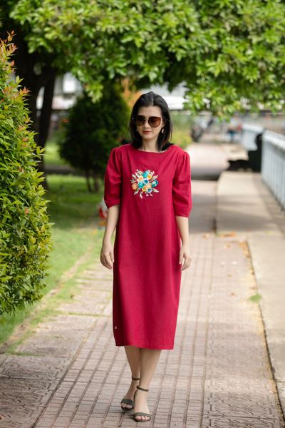  Đầm Viva đỏ linen thêu tay Tiểu Muội 