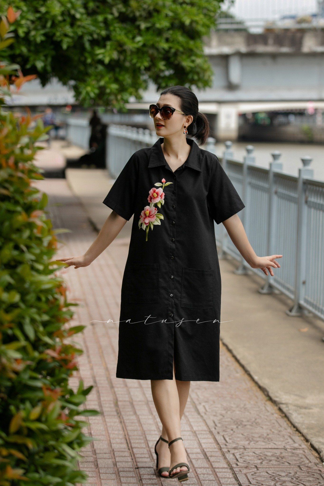 Đầm A linen đen thêu tay Hoa Trà
