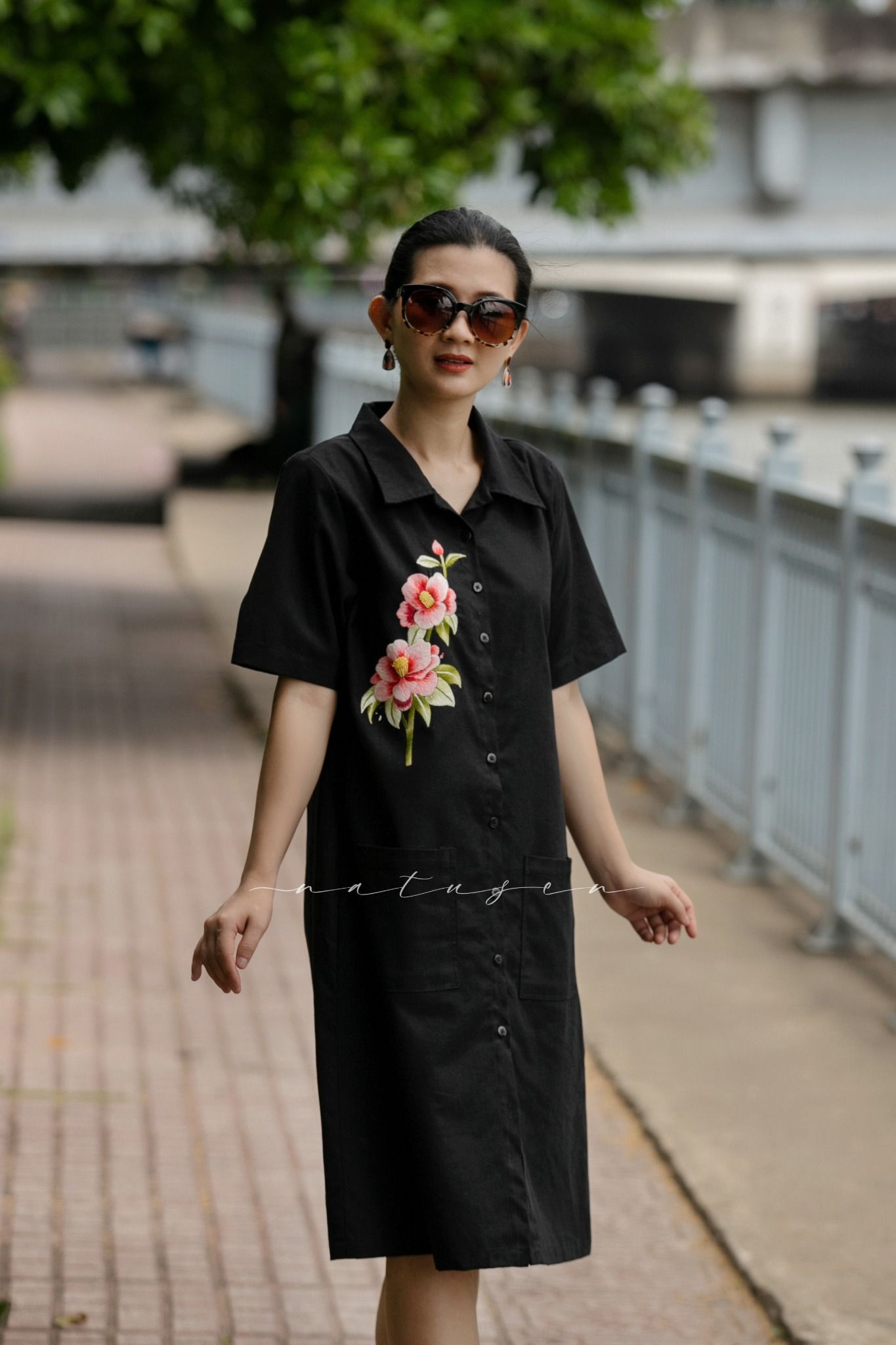 Đầm A linen đen thêu tay Hoa Trà