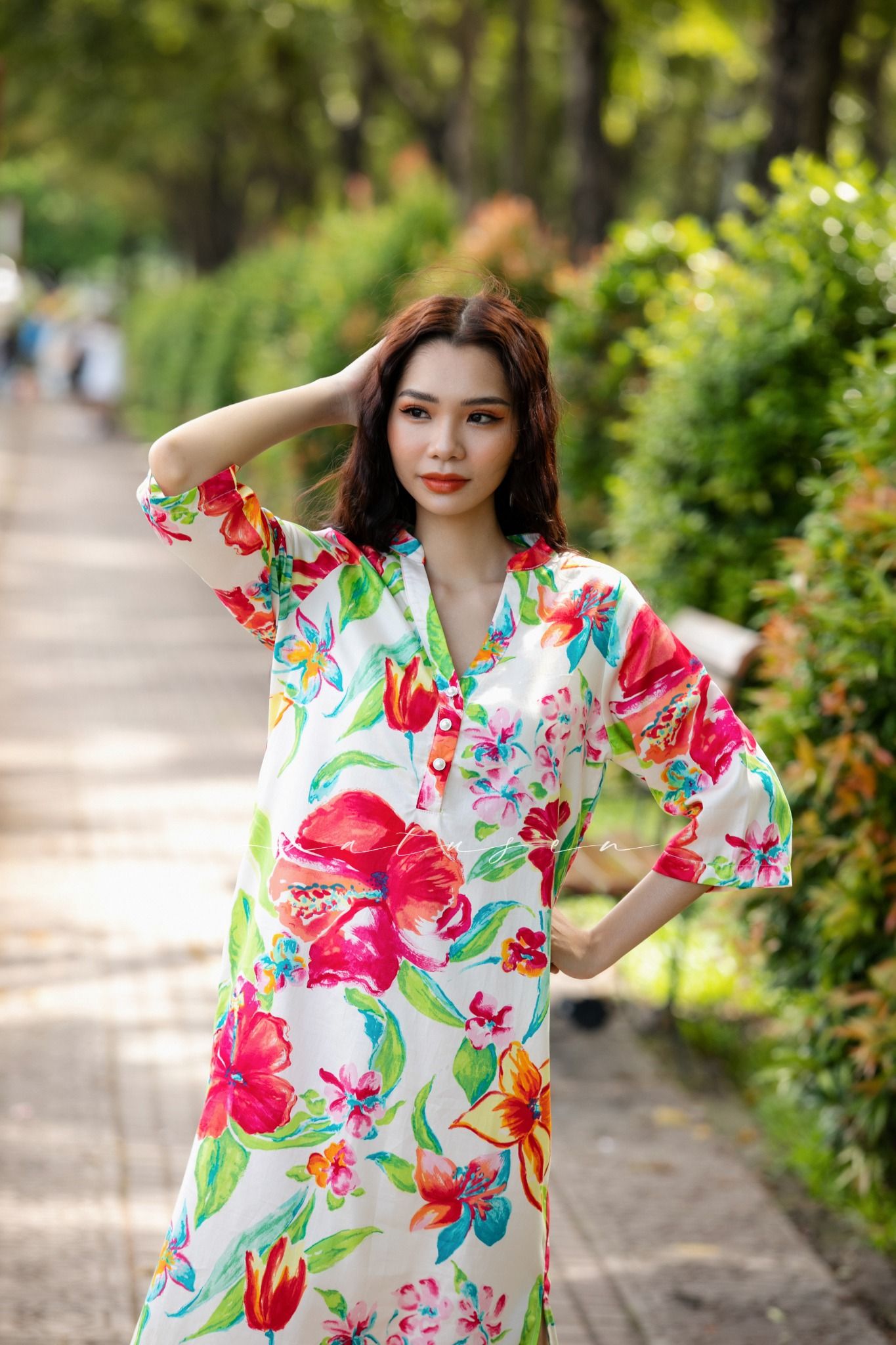 Đầm trắng in hoa Hawai cổ trụ lượn