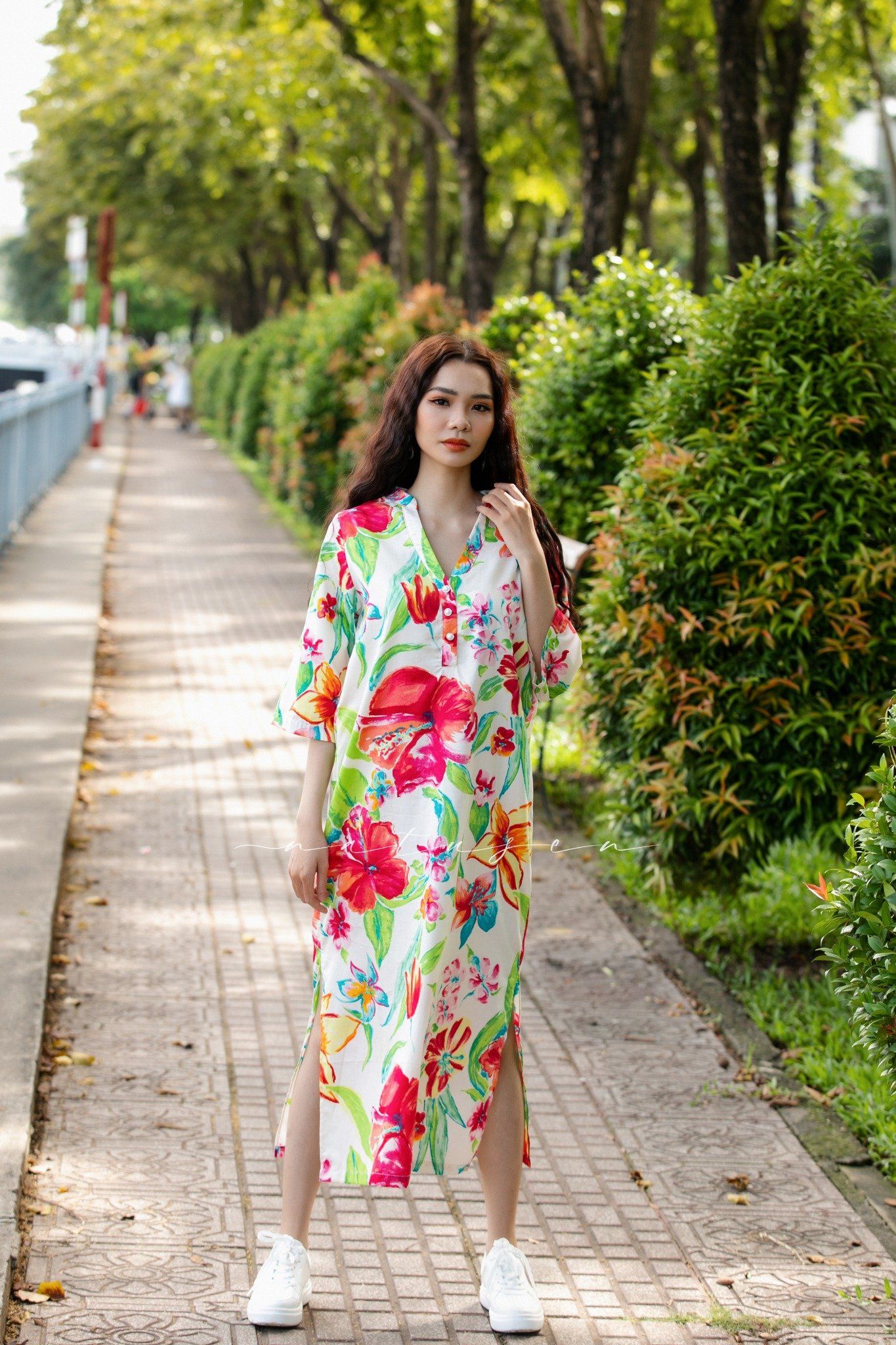 Đầm trắng in hoa Hawai cổ trụ lượn