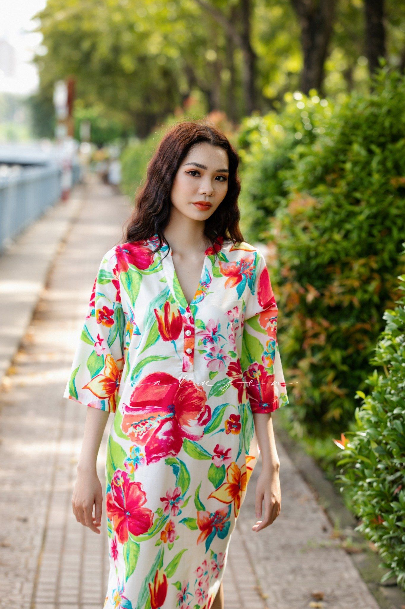 Đầm trắng in hoa Hawai cổ trụ lượn