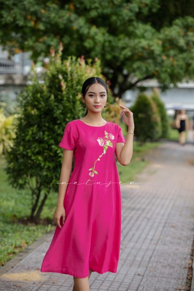  Đầm Astera Hồng Sen thêu tay Sơn Trà Hạnh Ngộ 