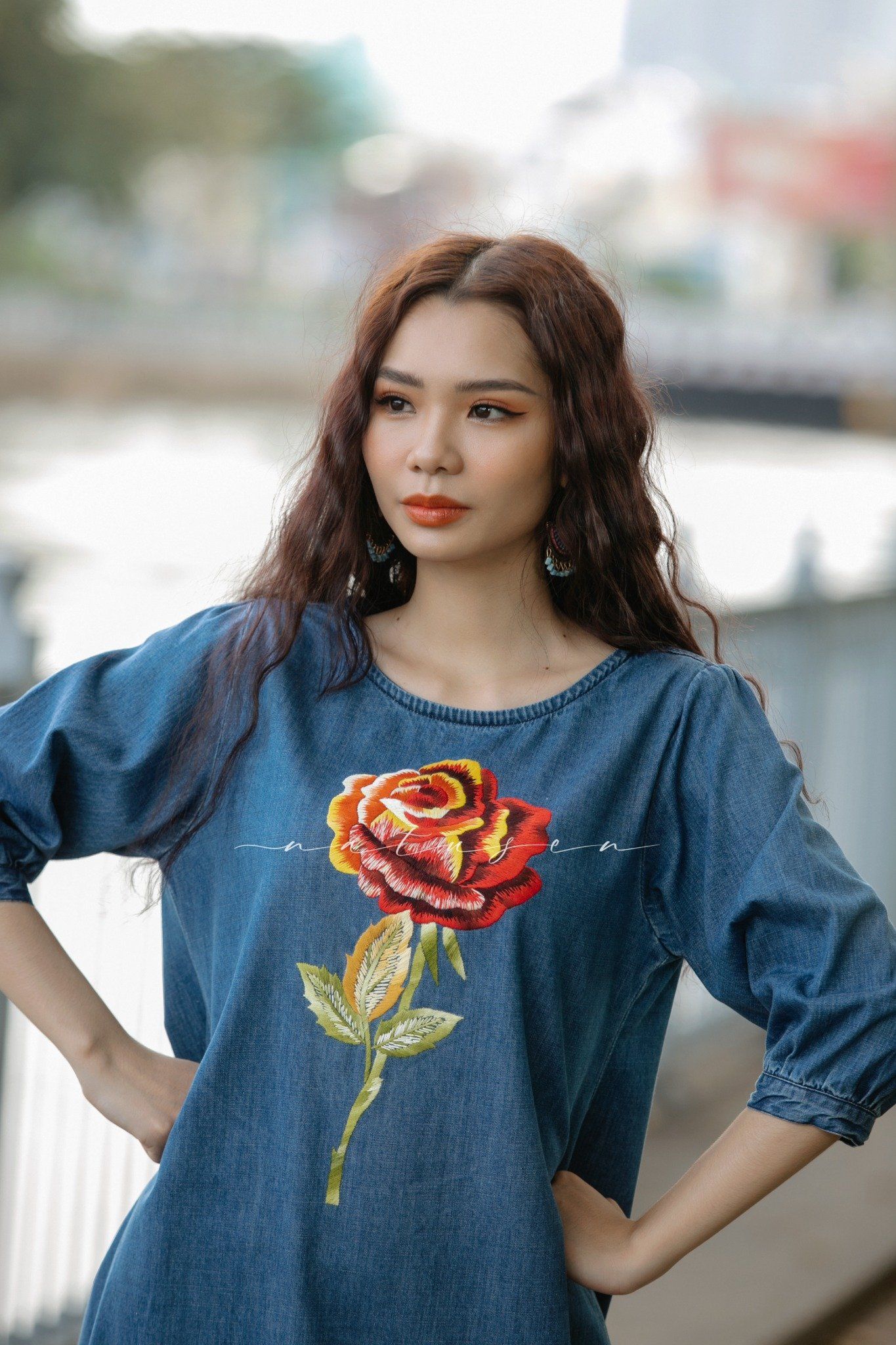 Đầm Mina denim thêu tay Hoa Hồng