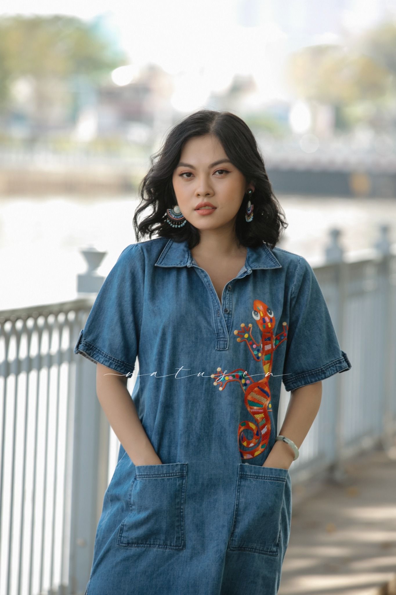 Đầm denim trụ thêu tay Tắc Kè Bi