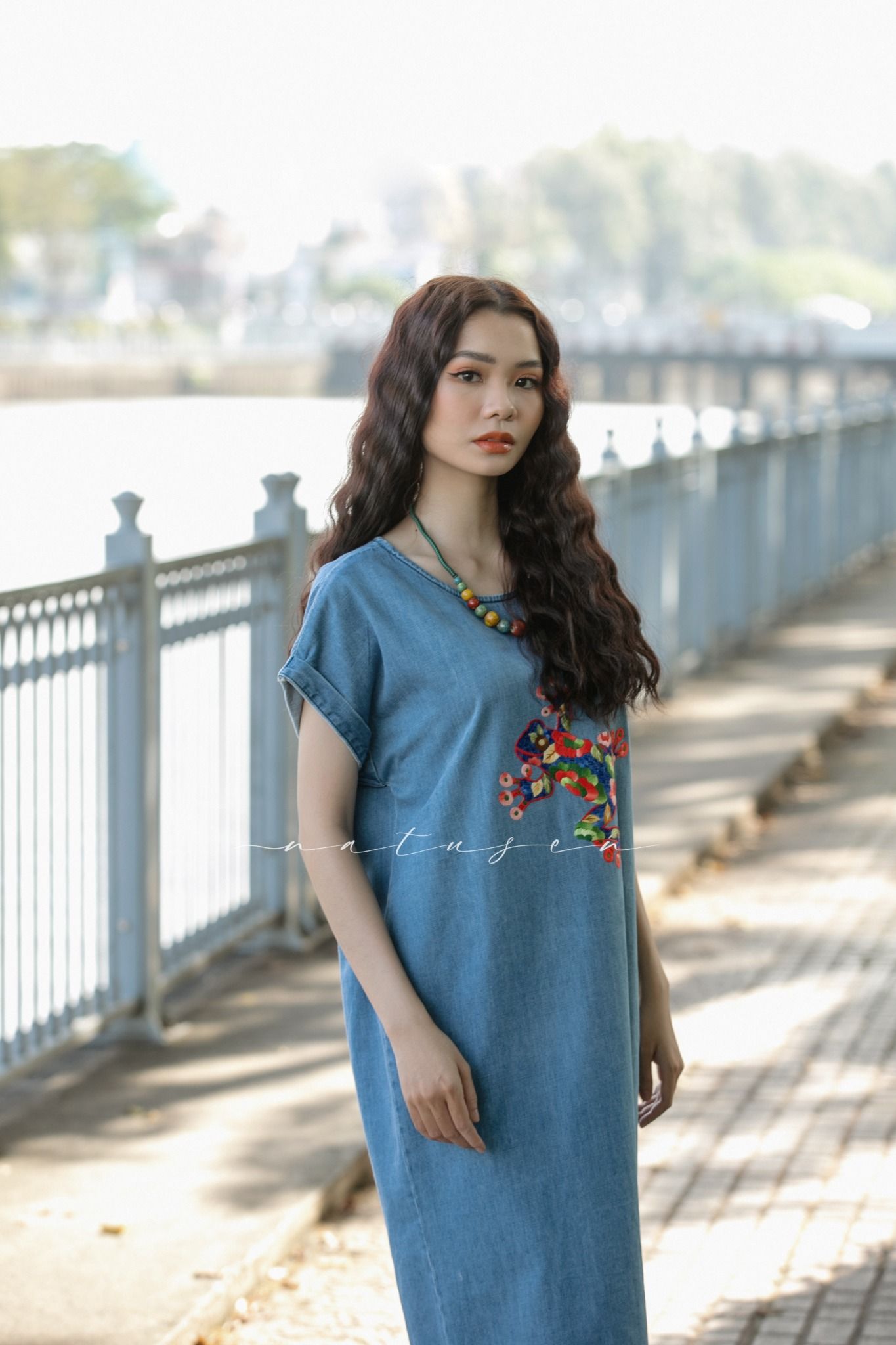 Đầm Tahera denim thêu tay Ếch Hoa