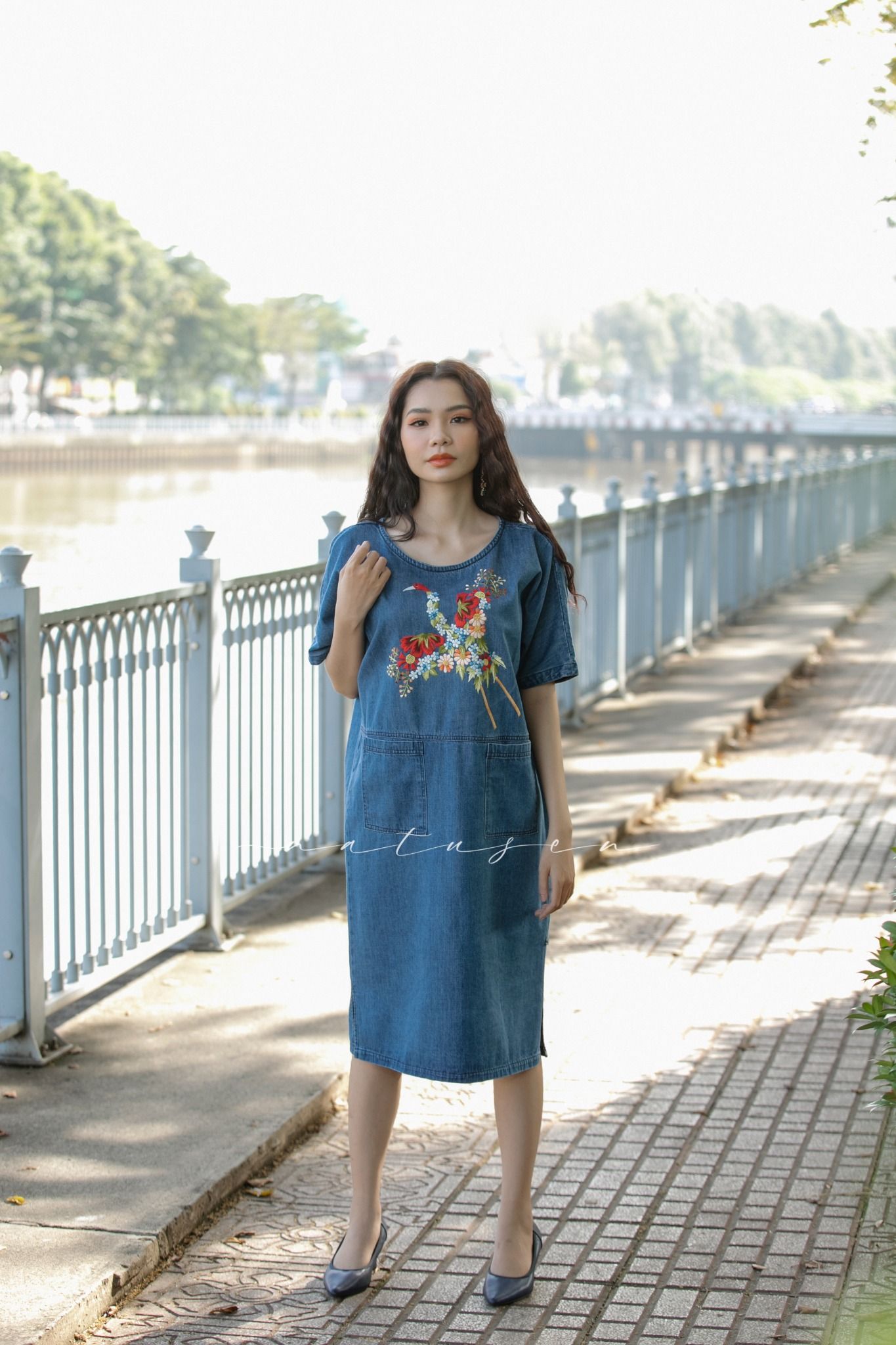 Đầm Kiddi denim thêu tay Hạc Hoa Thị