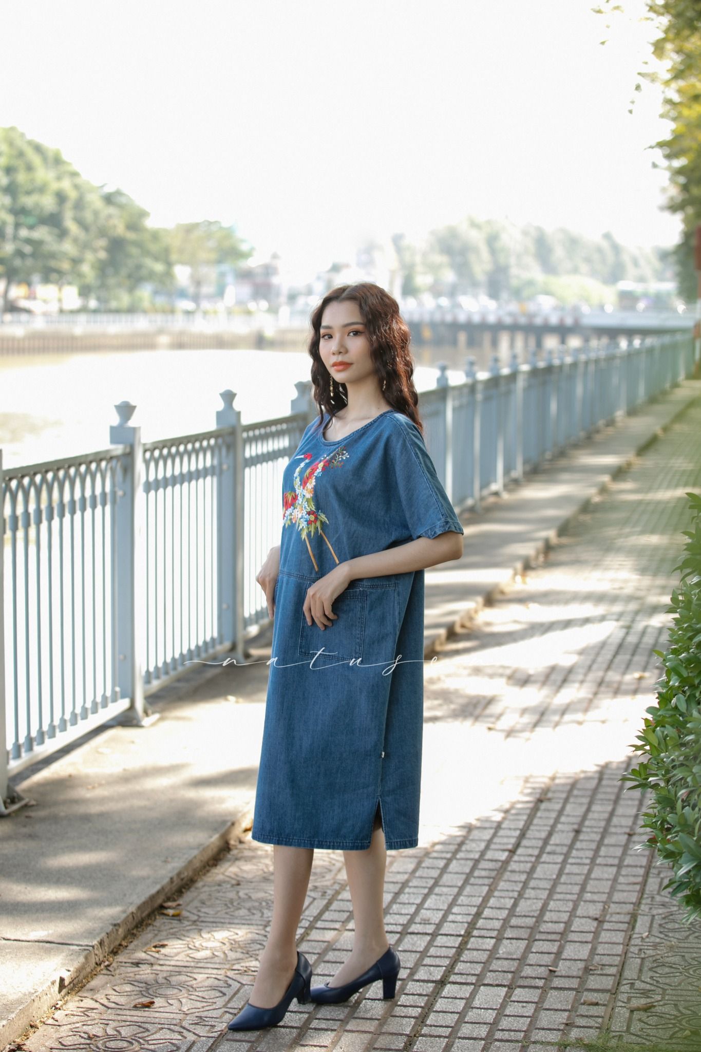 Đầm Kiddi denim thêu tay Hạc Hoa Thị