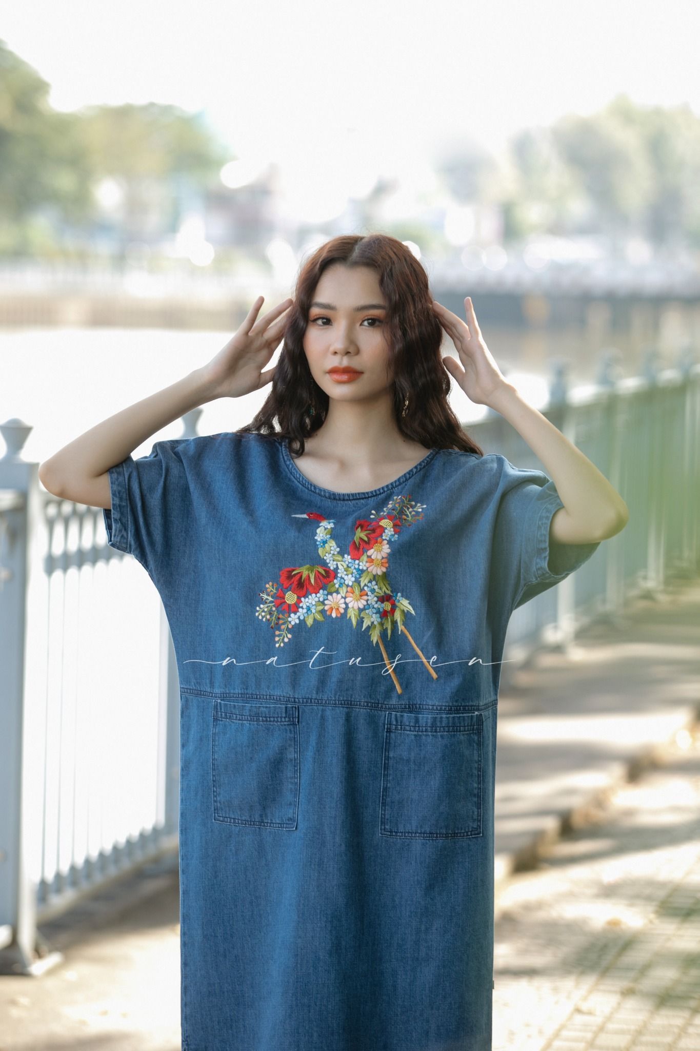 Đầm Kiddi denim thêu tay Hạc Hoa Thị